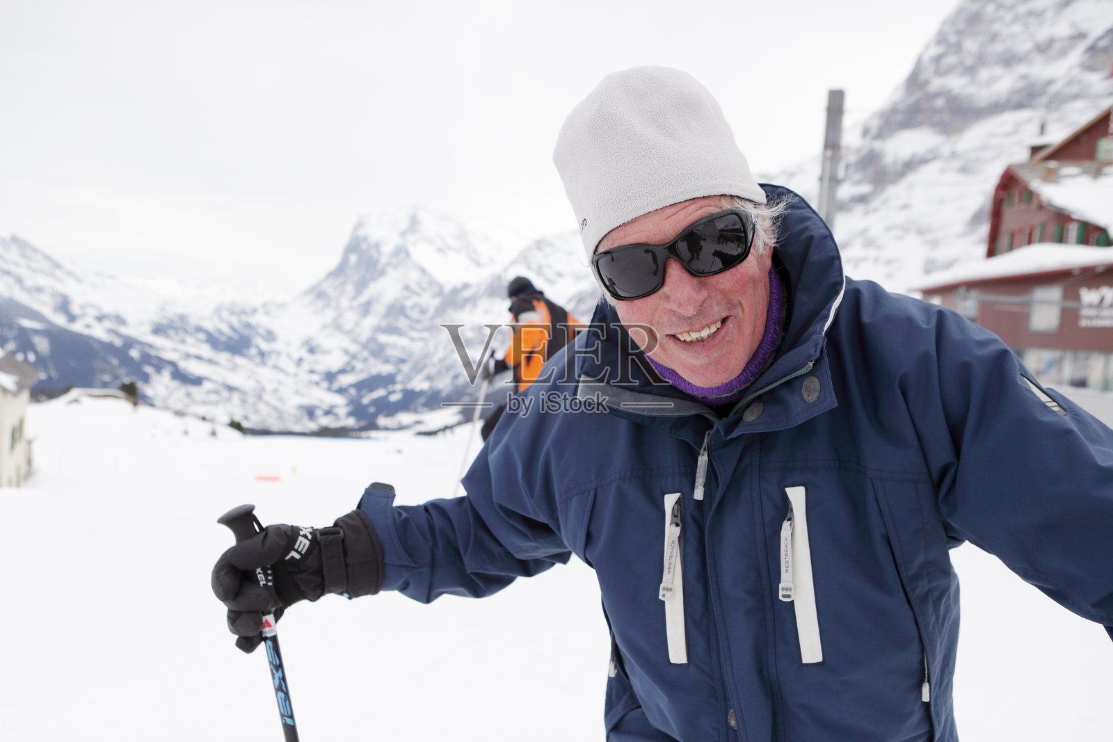兴奋的老年男性滑雪者在阿尔卑斯山照片摄影图片