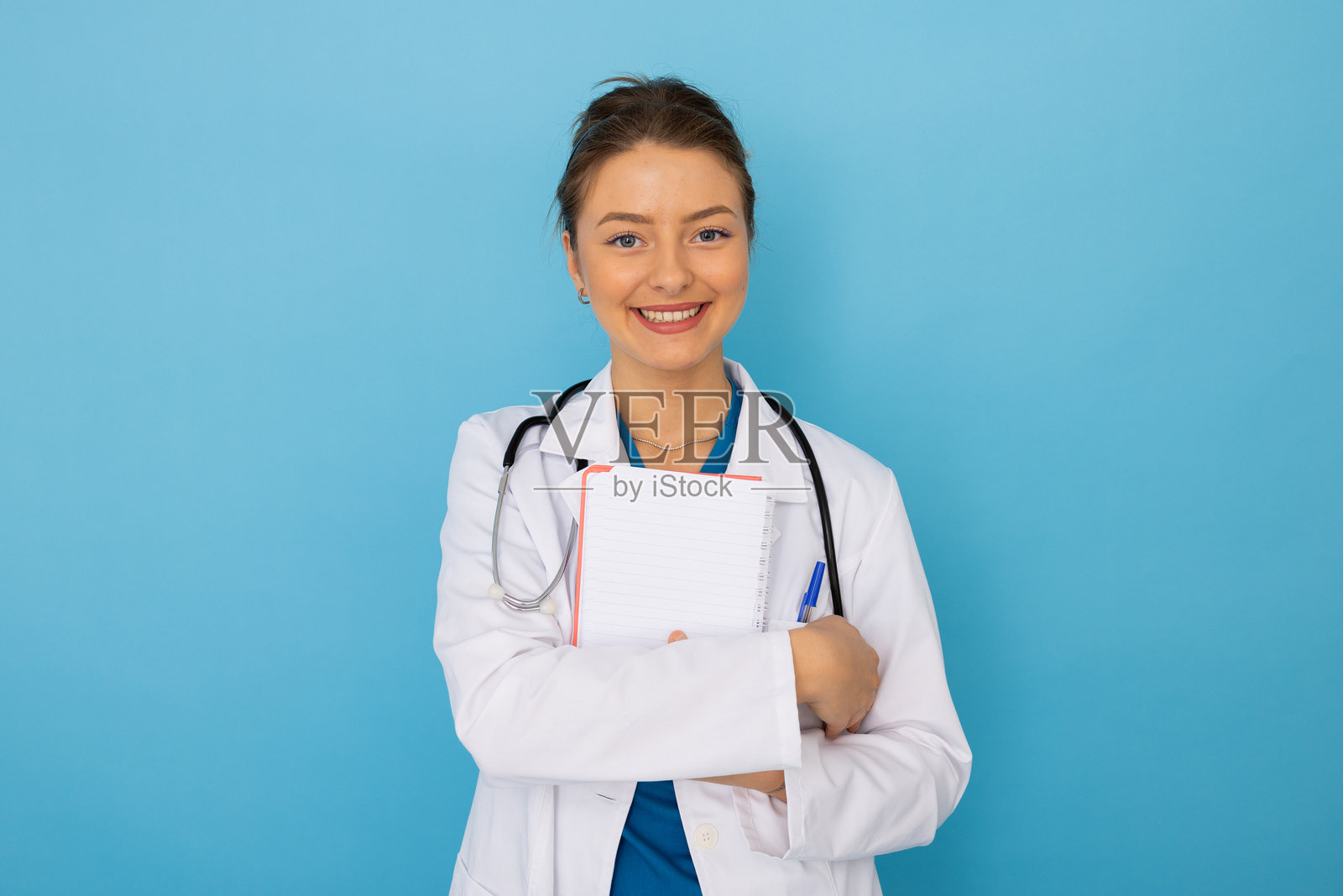 微笑的专注医生，准备为患者提供帮助照片摄影图片