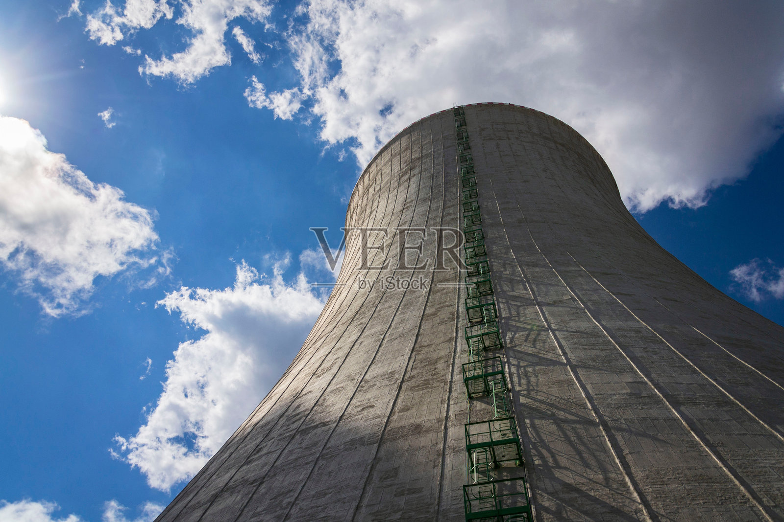 捷克共和国杜科瓦尼核电站的冷却塔，能源自给自足照片摄影图片