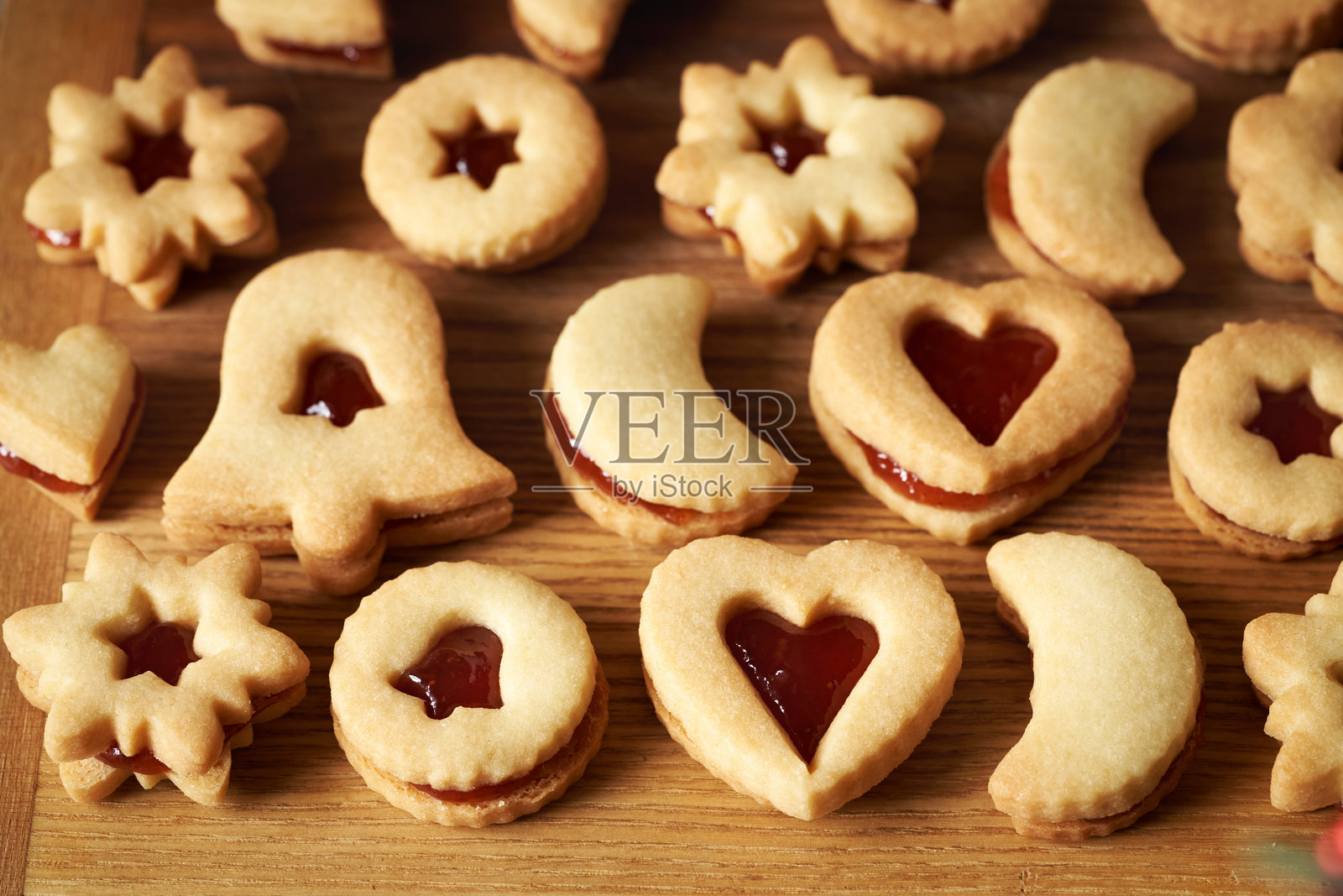 自制的林泽尔圣诞饼干，夹有草莓果酱照片摄影图片