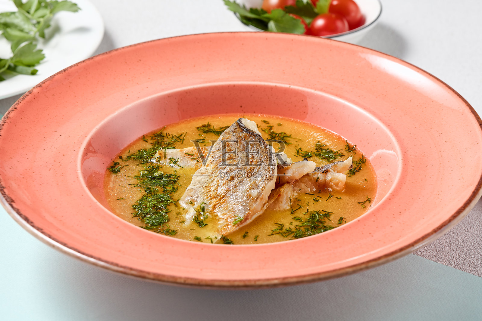 乡村风格的鱼汤，留有文字空间 - 温暖色调与简洁构图照片摄影图片