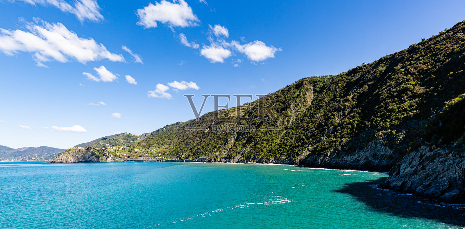 蓝天上的海洋、岩石和云朵照片摄影图片