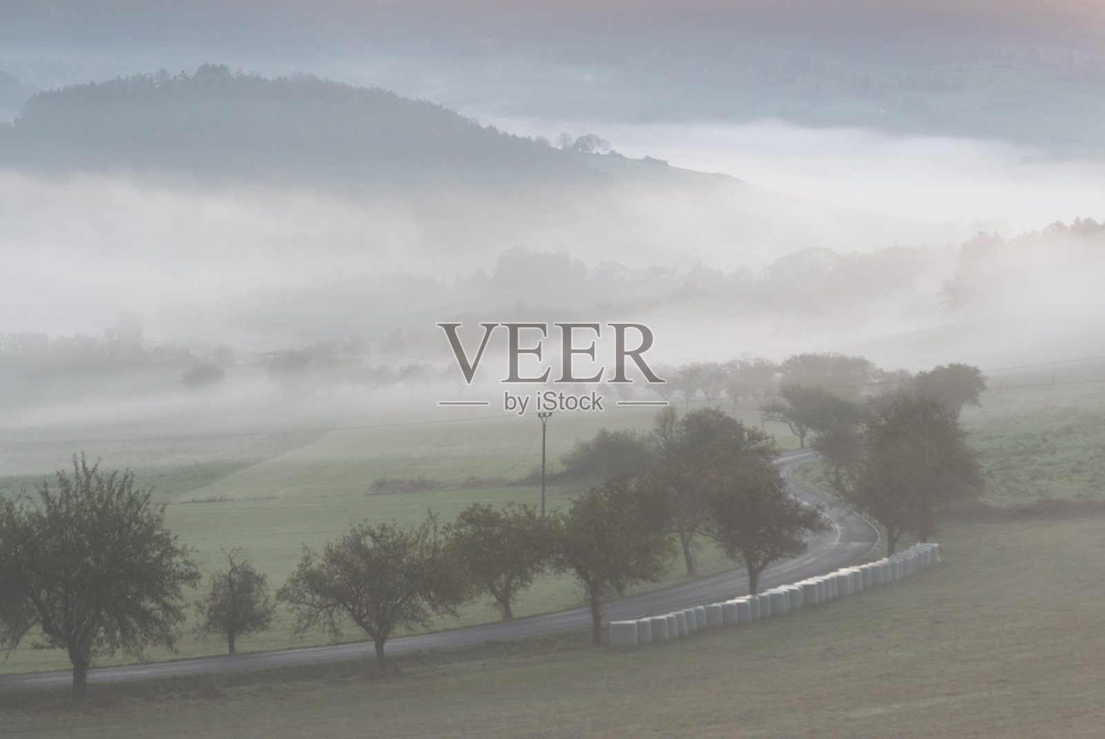 秋季早晨的风景，雾气弥漫的早晨照片摄影图片