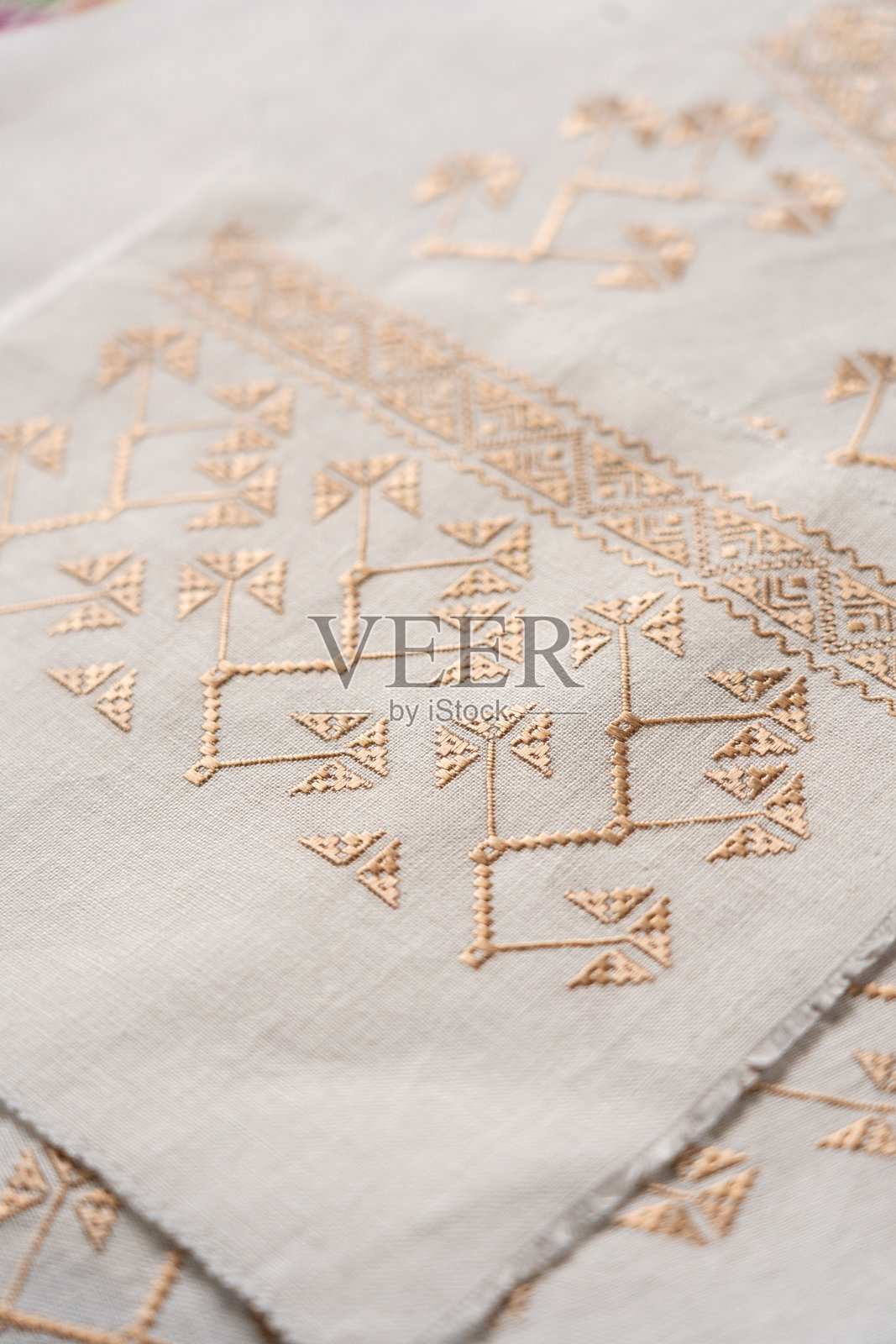 精美的刺绣，展示了轻薄面料上的几何图案。传统乌克兰刺绣照片摄影图片