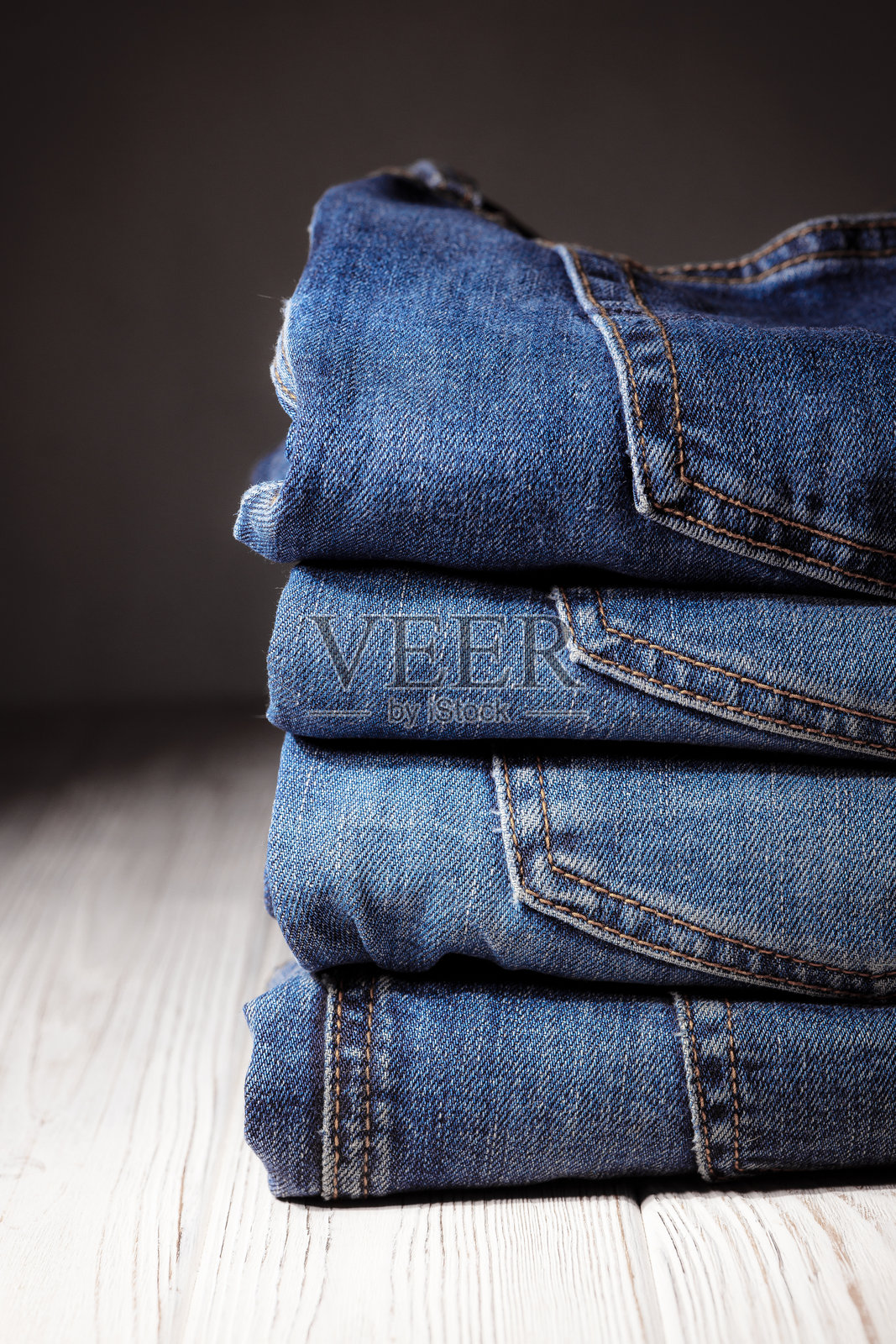 蓝色牛仔布的纹理。牛仔布机器缝合。工厂裁剪。照片摄影图片