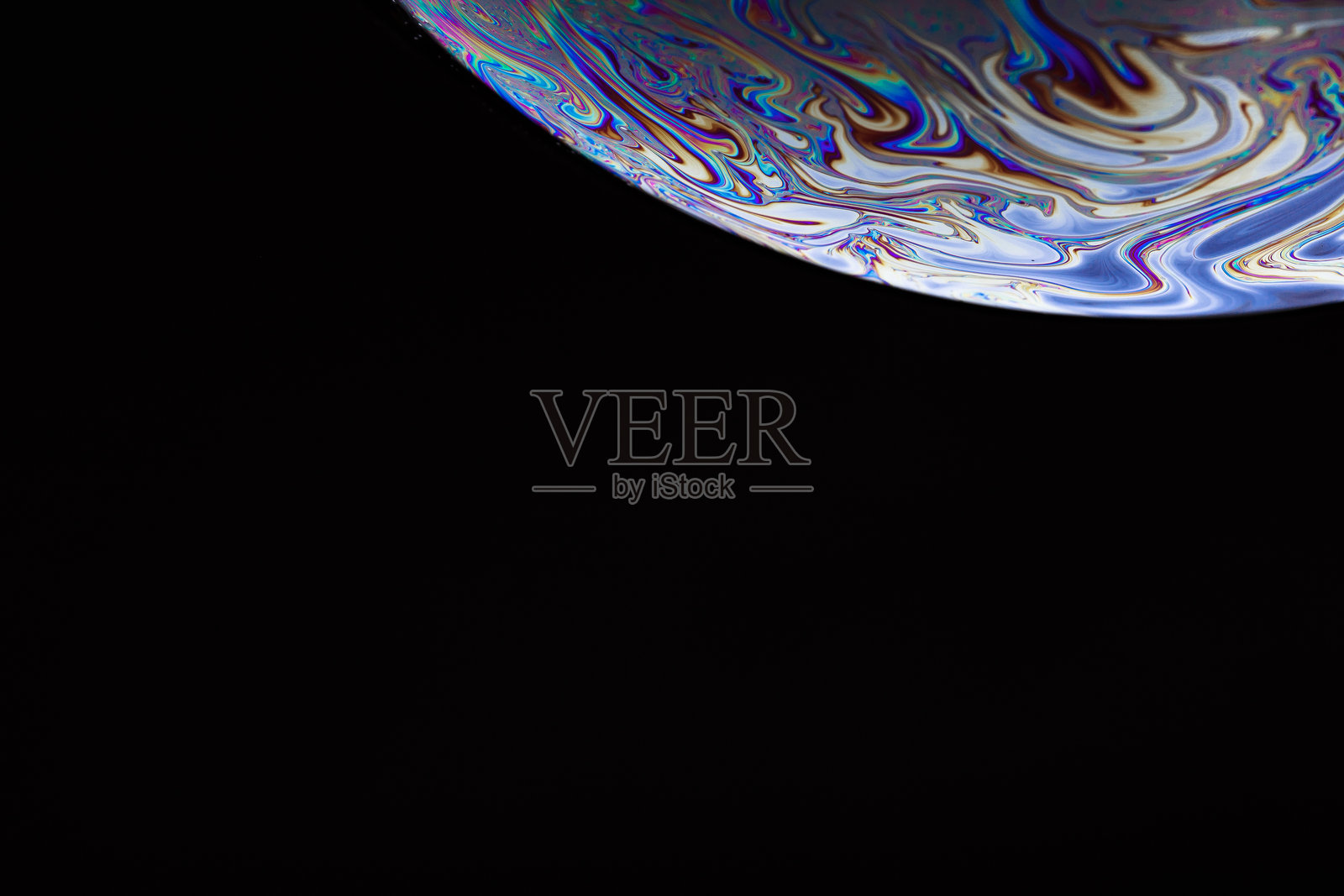 肥皂泡。流体的条纹。表面呈现迷幻色彩。照片摄影图片