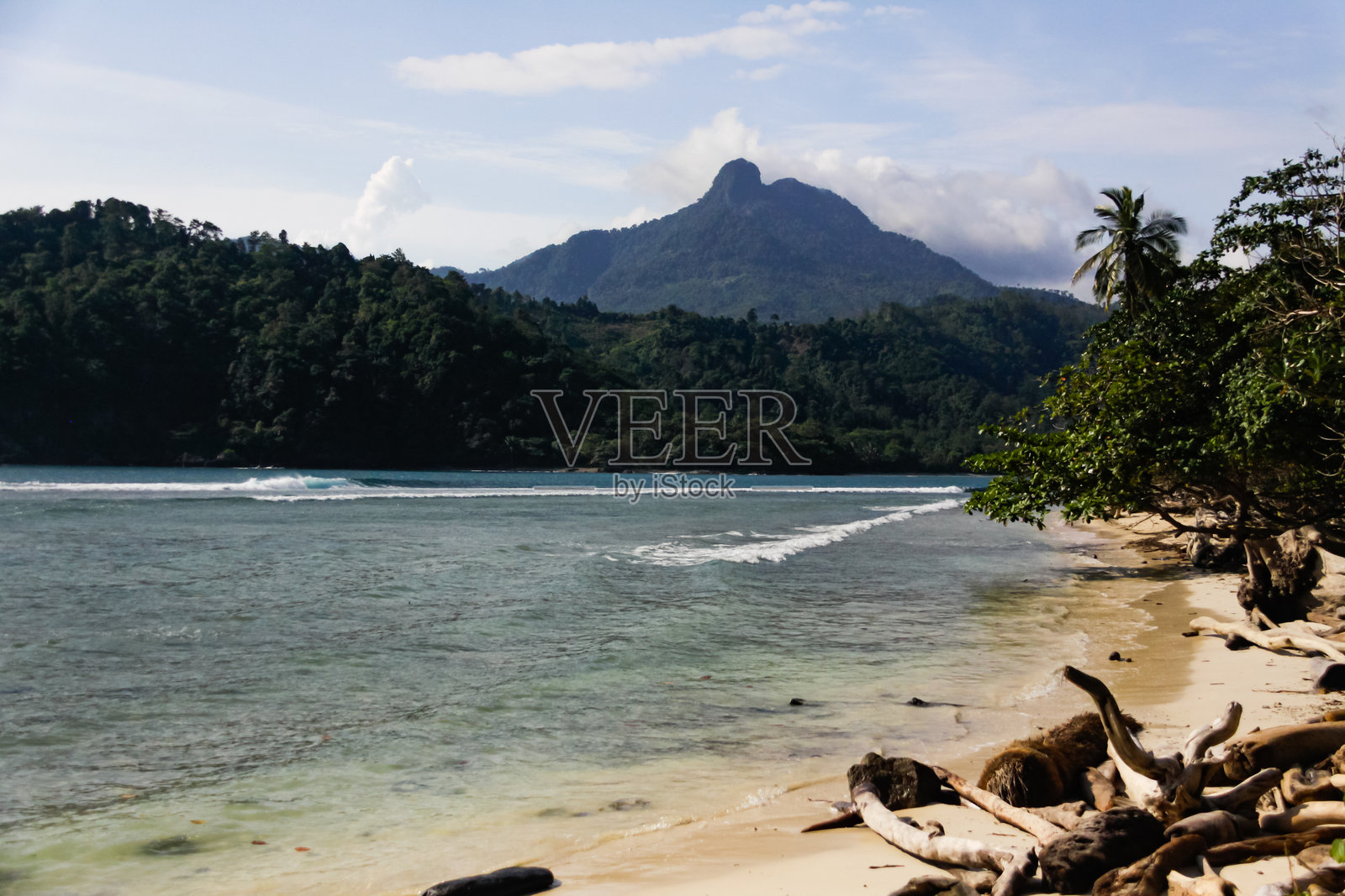 热带海滩，背景是山脉和白色沙滩照片摄影图片