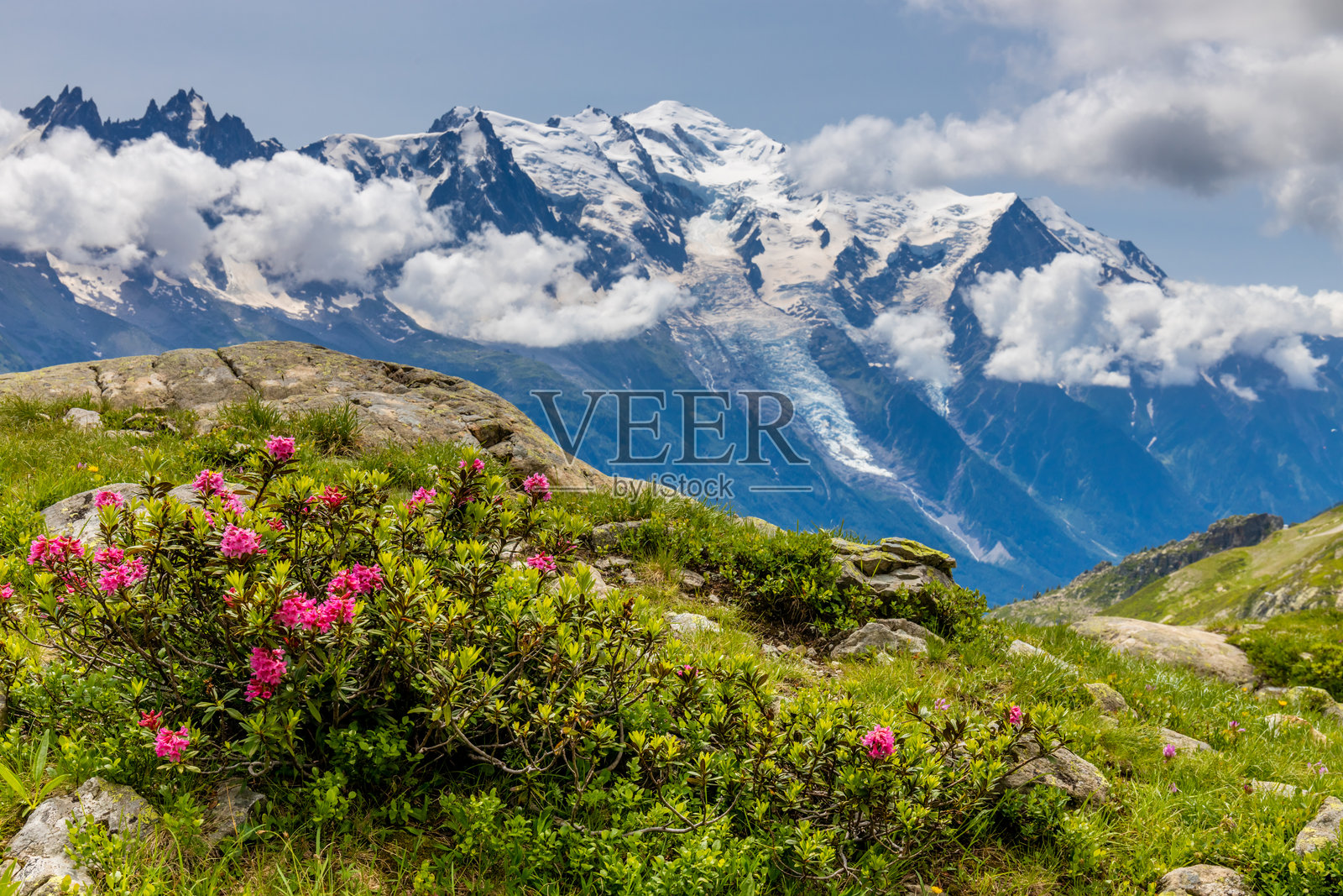 法国霞慕尼谷上方的勃朗峰雪顶，欧洲阿尔卑斯山脉的最高峰，勃朗峰的壮丽景色。照片摄影图片