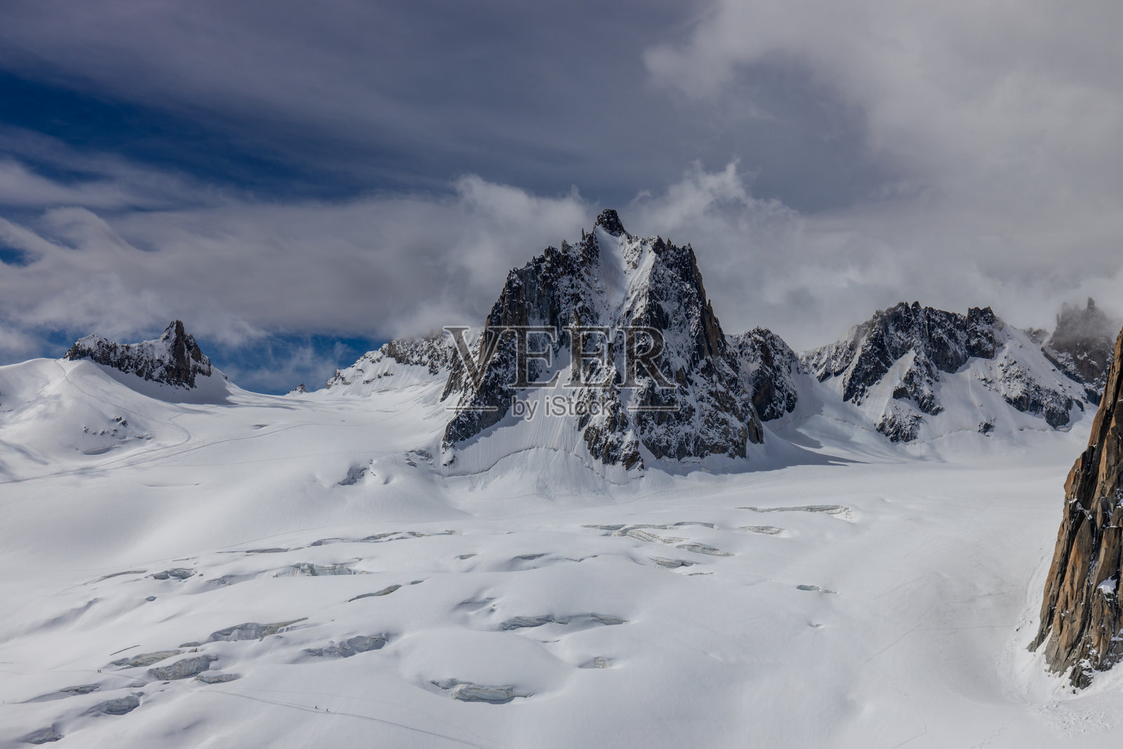 被雪覆盖的阿尔卑斯山脉和岩石峰，巨人峰的岩石高耸入云，蒙布朗山脚下的冰川照片摄影图片