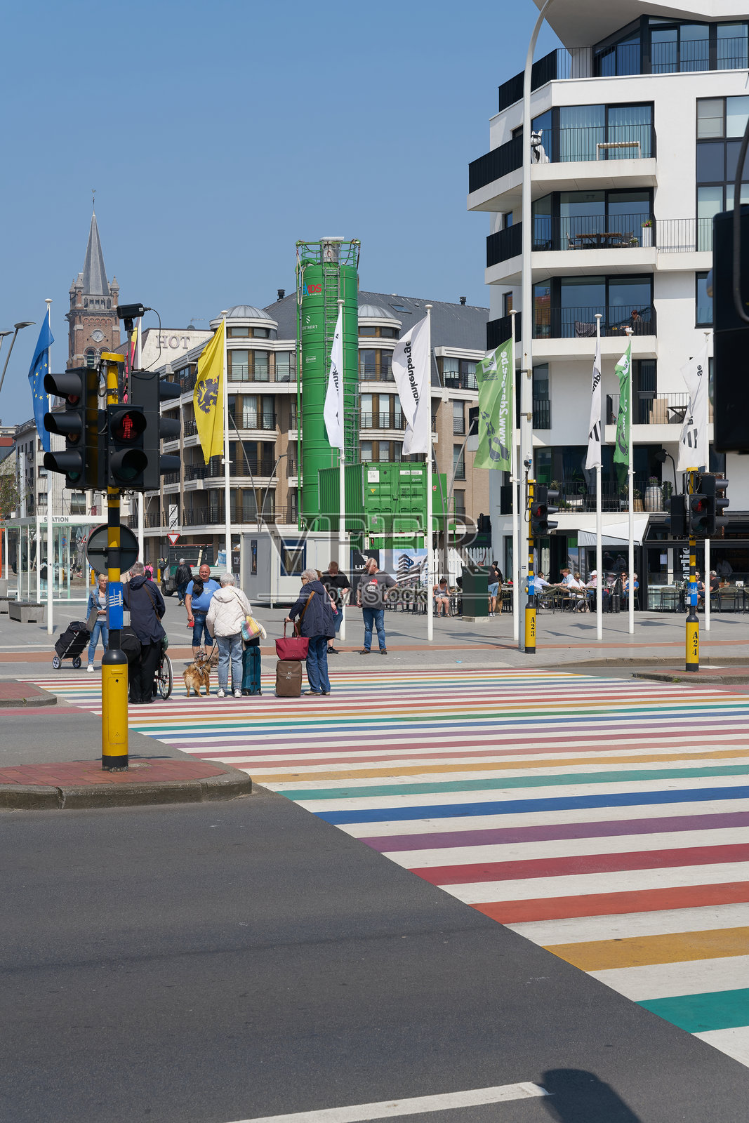 比利时海滨小镇布兰肯贝赫的彩虹色人行道照片摄影图片