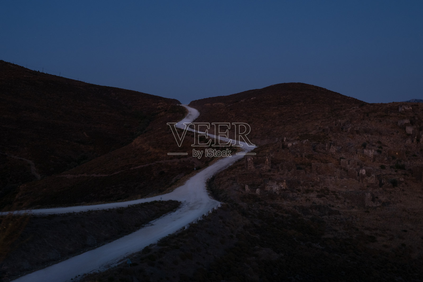 伊兹密尔卡拉布伦区废弃村庄的夜景照片摄影图片