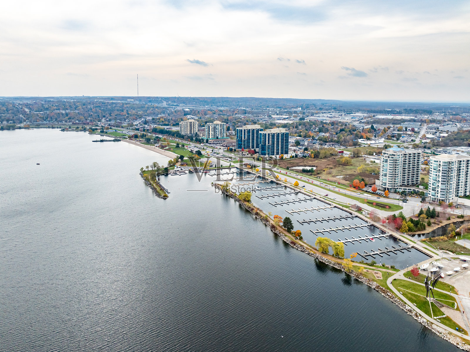 加拿大巴里市的遗产公园和辛科湖鸟瞰图照片摄影图片