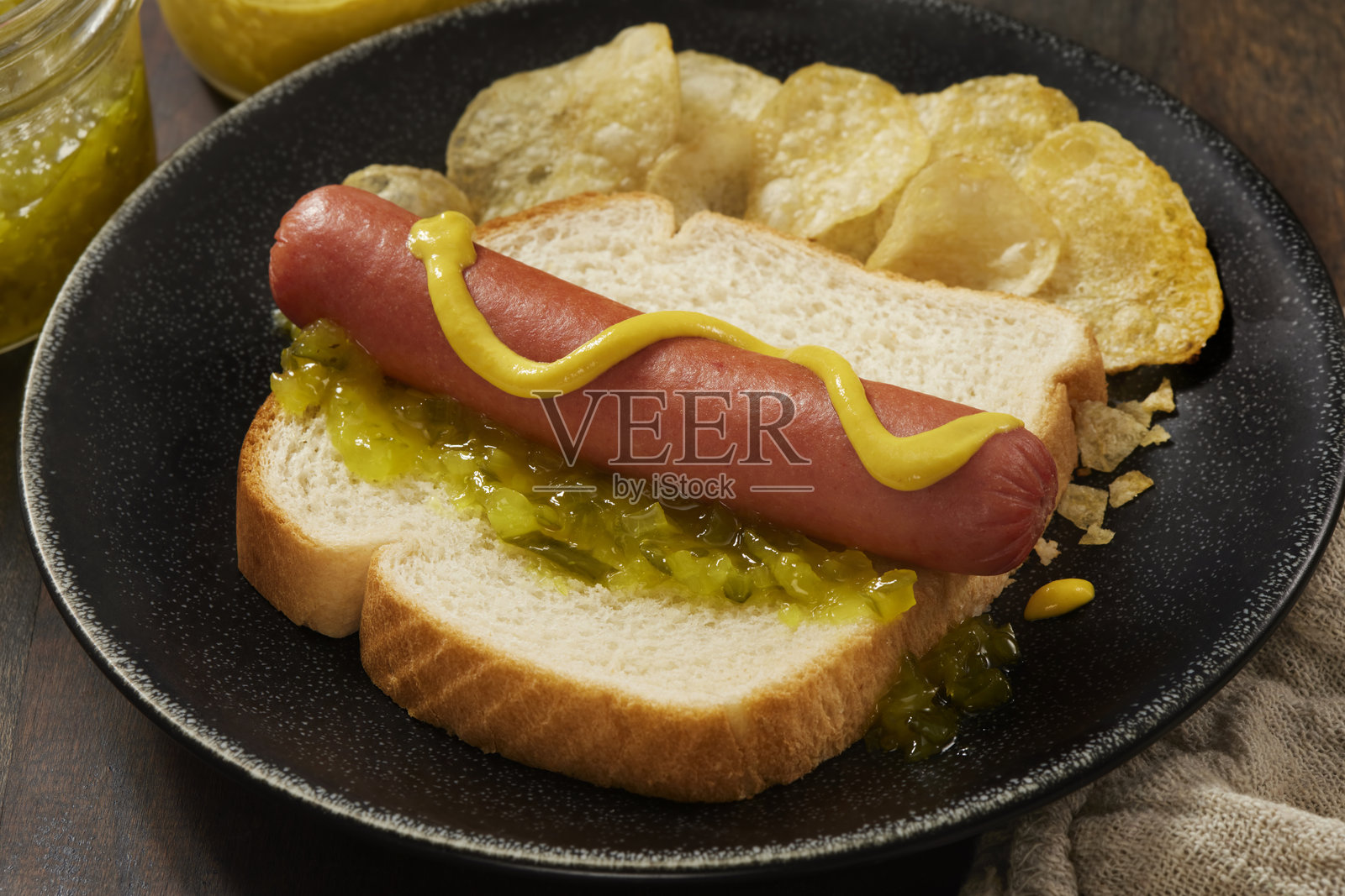 蒸热狗夹白面包照片摄影图片