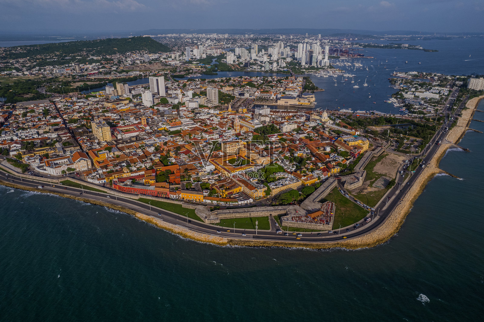 美丽的卡塔赫纳城墙城市鸟瞰图，宏伟的教堂、广场及其殖民地建筑。哥伦比亚照片摄影图片