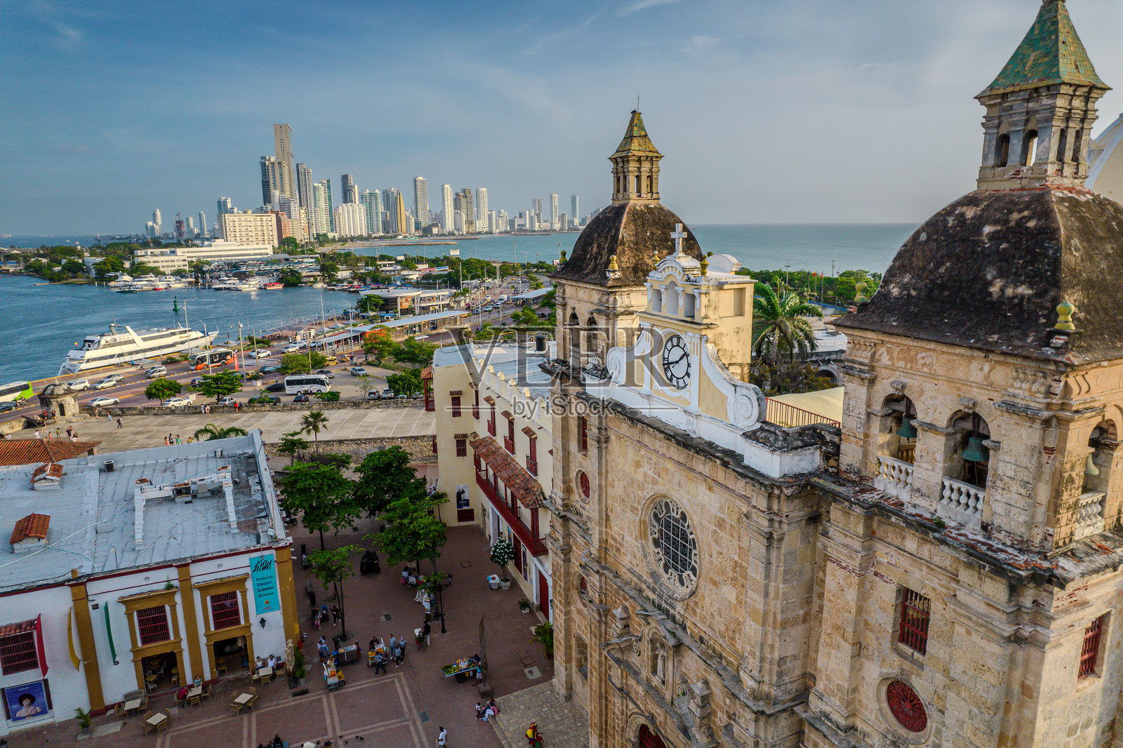美丽的卡塔赫纳城墙城市鸟瞰图，宏伟的教堂、广场及其殖民地建筑。哥伦比亚照片摄影图片