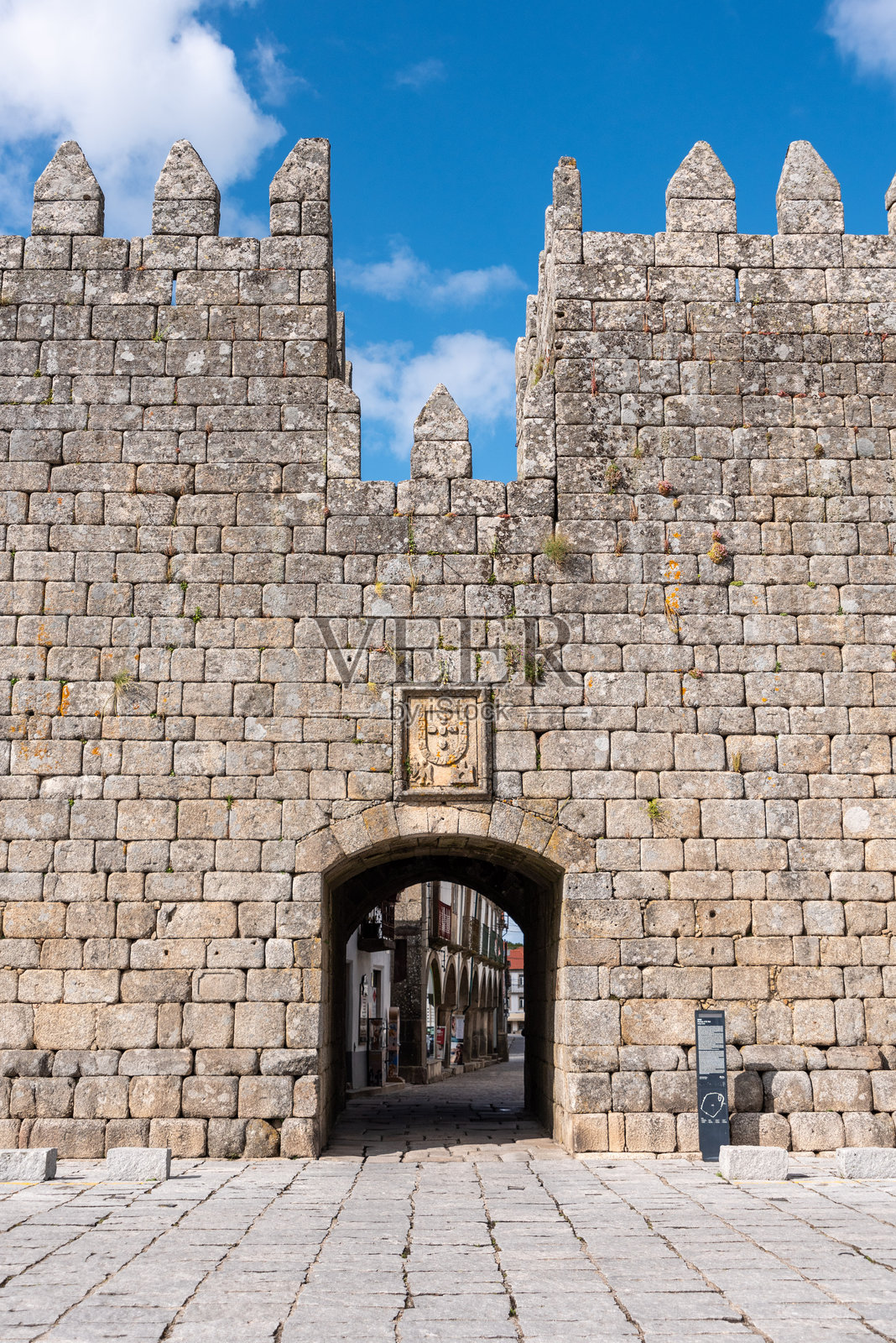 特兰科索市的中世纪城墙门——国王之门照片摄影图片