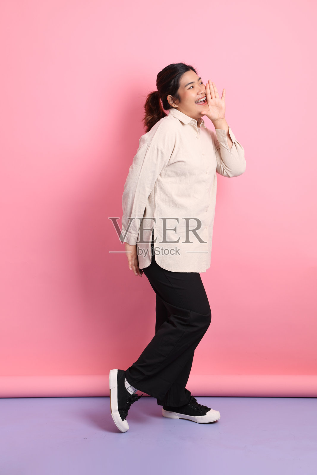 戴牙套的女人照片摄影图片