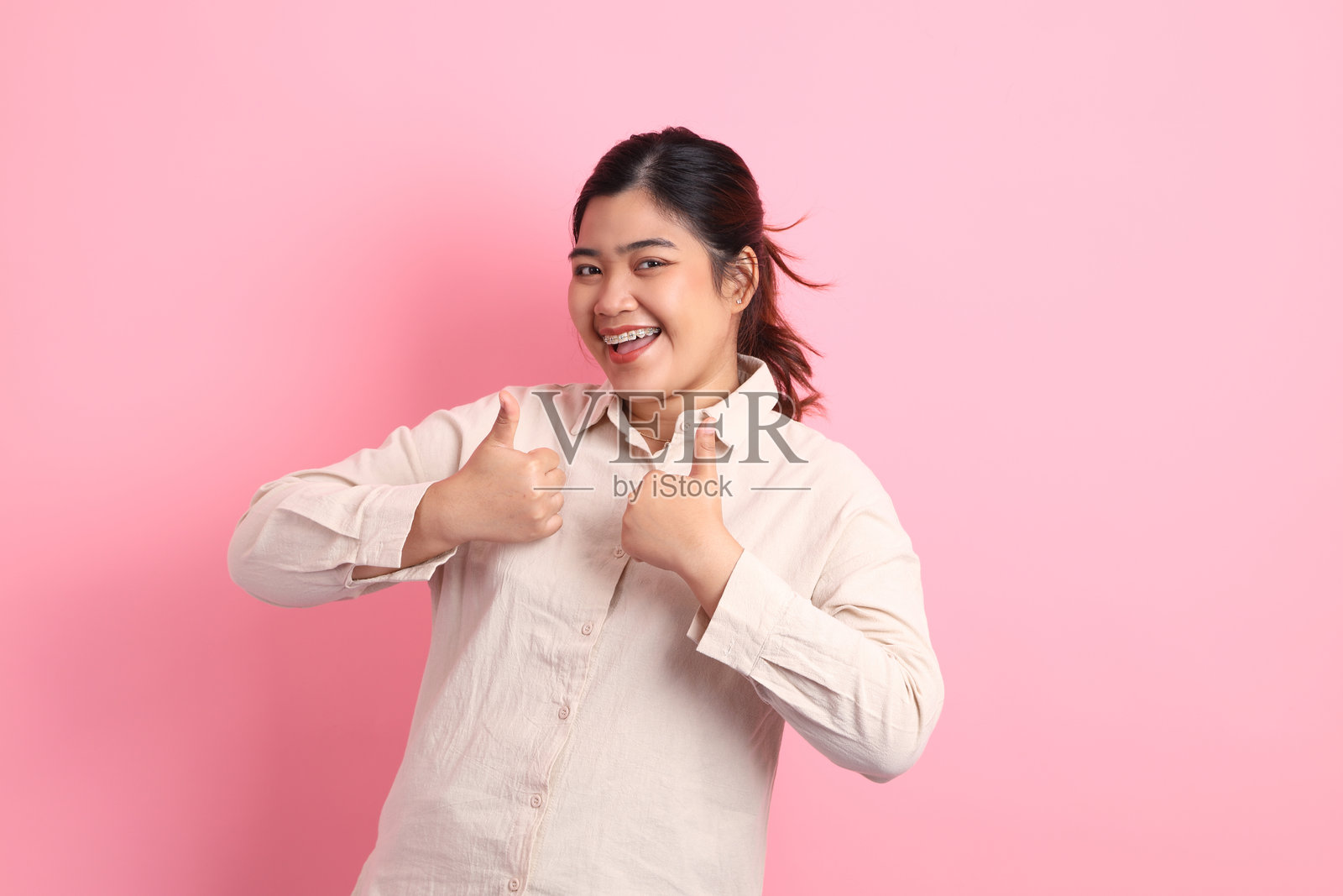 戴牙套的女人照片摄影图片