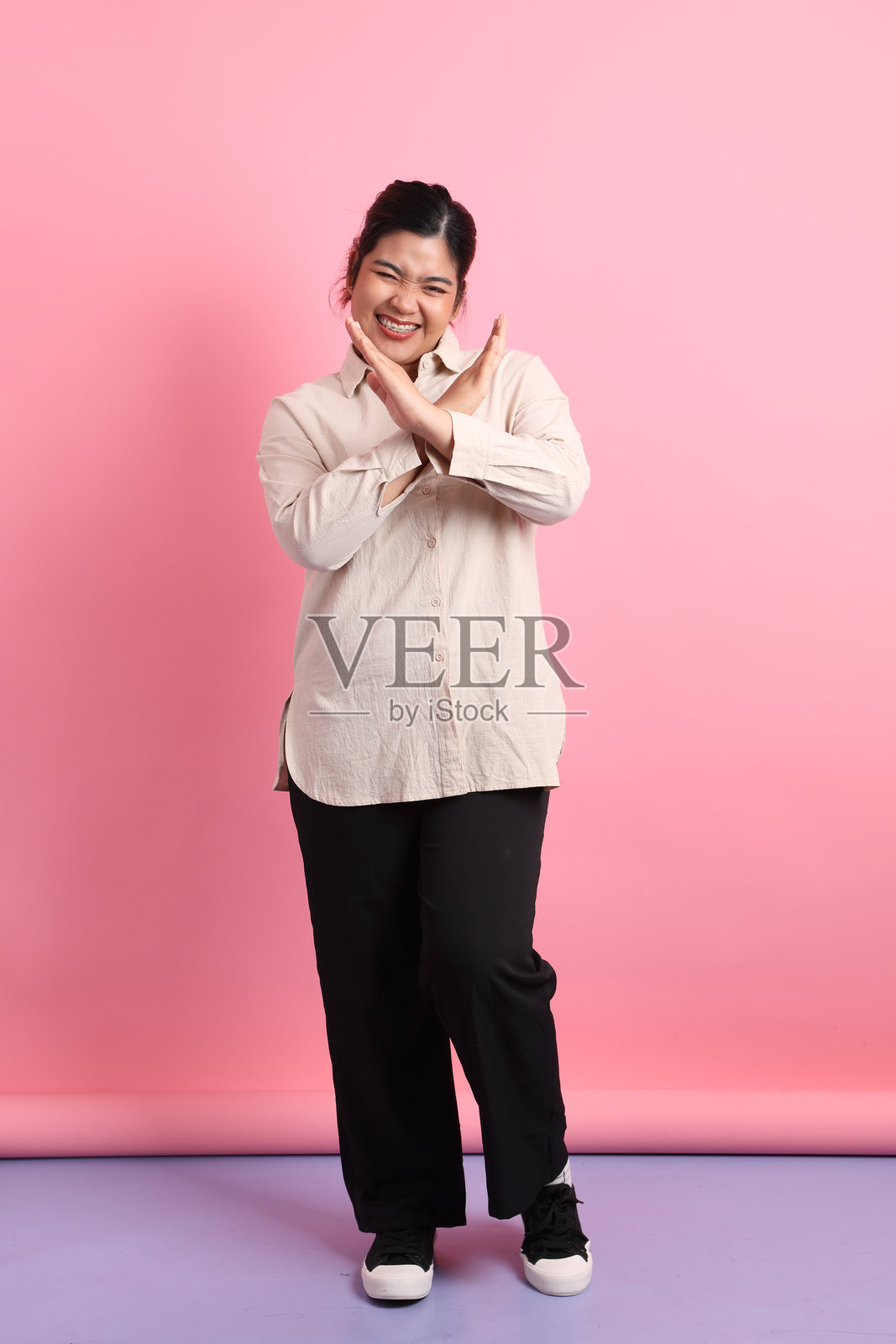 戴牙套的女性照片摄影图片