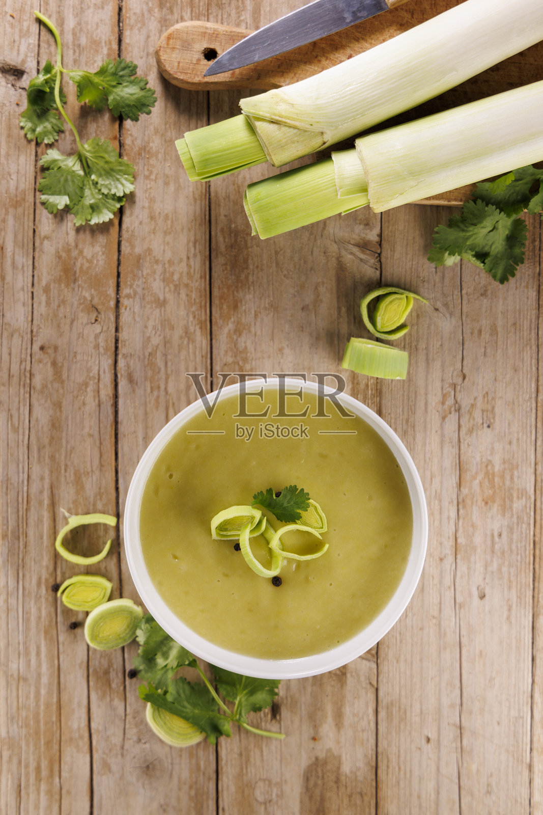 一碗绿色蔬菜汤照片摄影图片