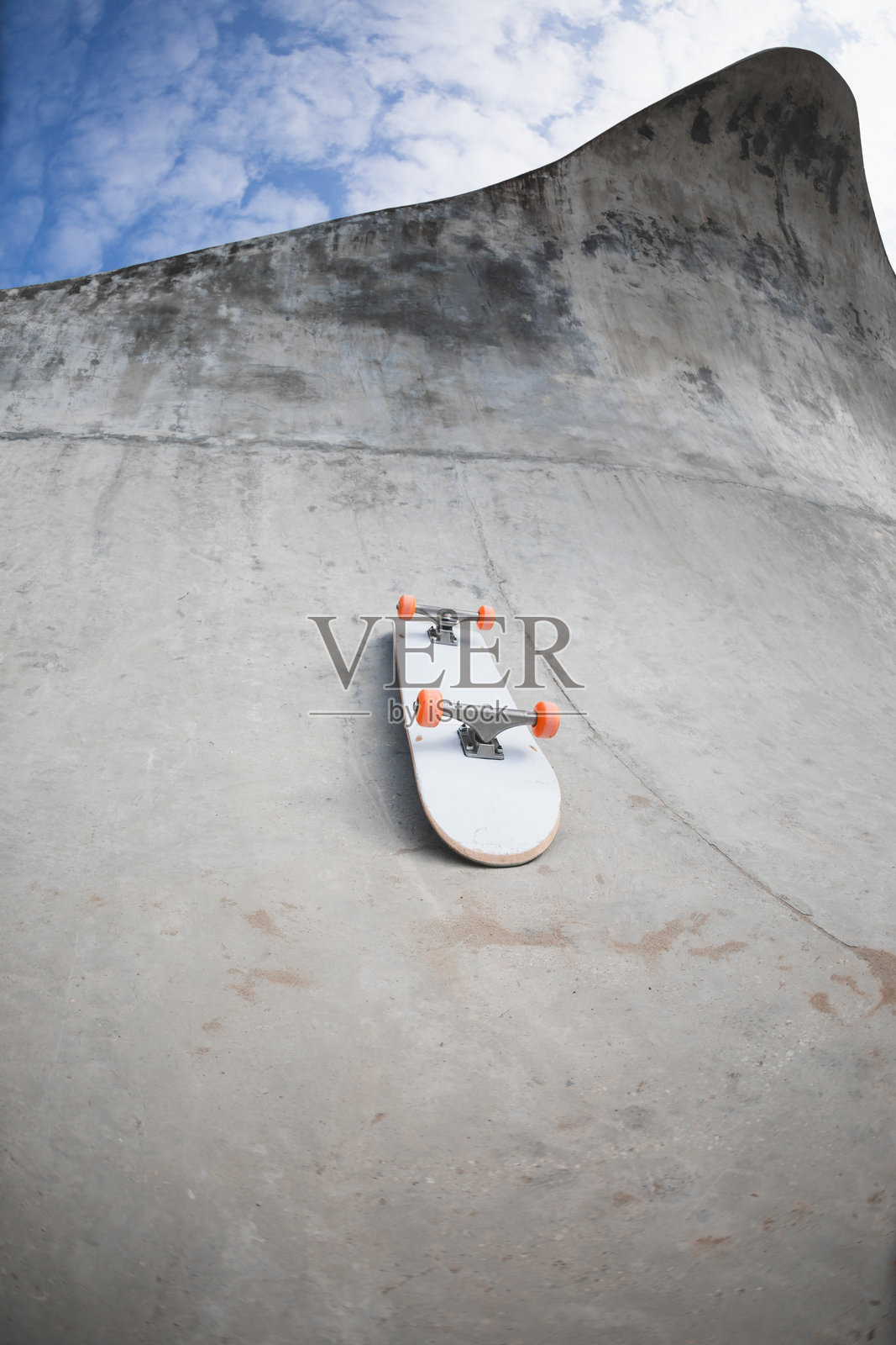 现代城市中的混凝土滑板公园照片摄影图片