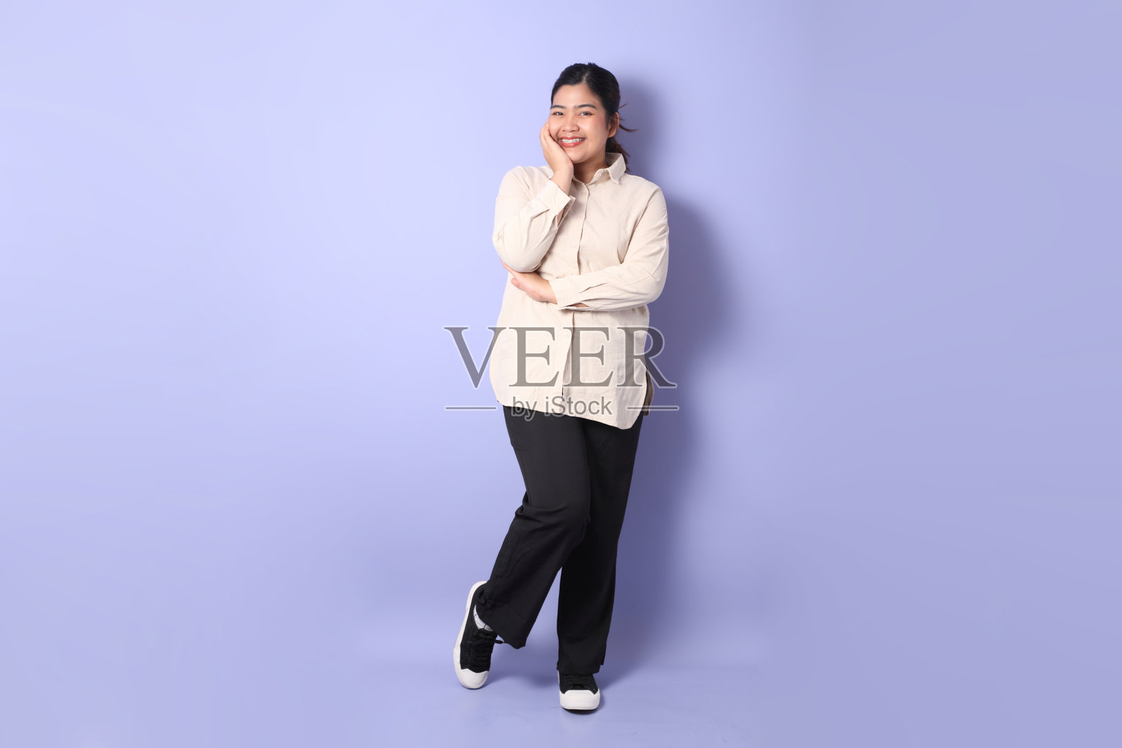 戴牙套的女人照片摄影图片