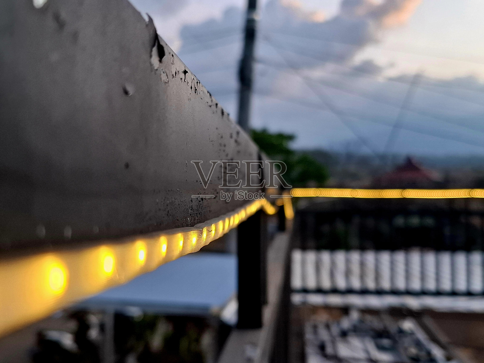 木栅栏上的灯带贴纸特写，背景模糊，创意点子照片摄影图片