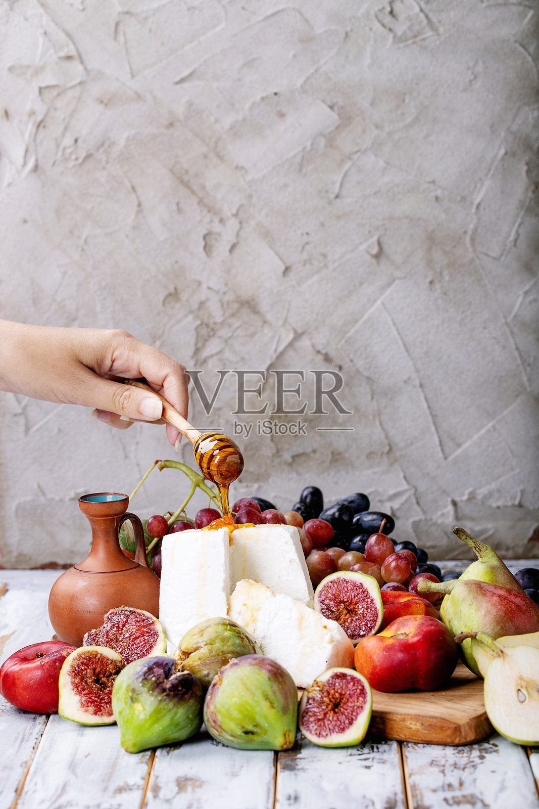 手握蜂蜜勺的特写照片摄影图片