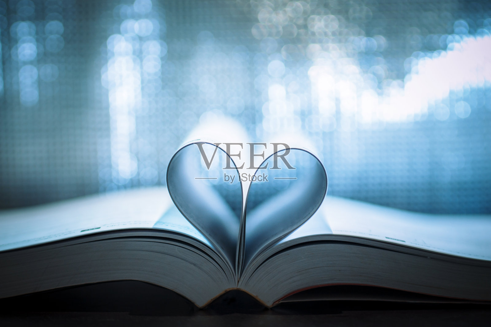 用书页制作的心形特写照片摄影图片