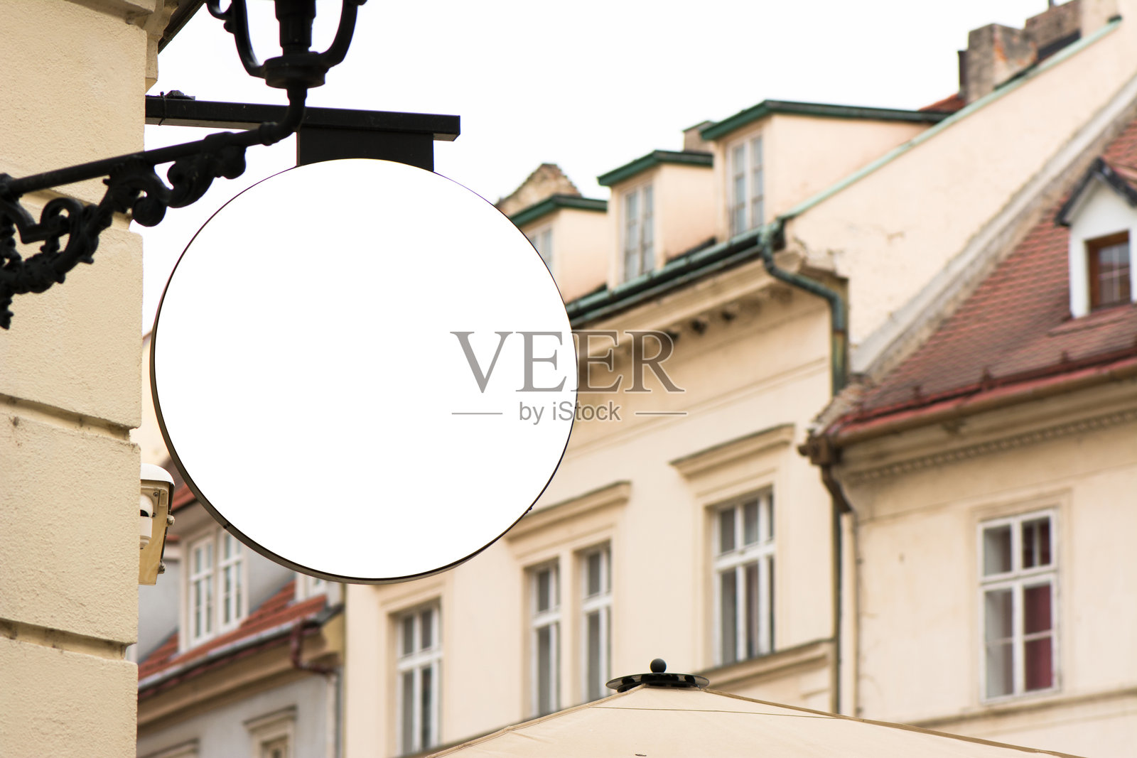 低角度视图的建筑与天空照片摄影图片