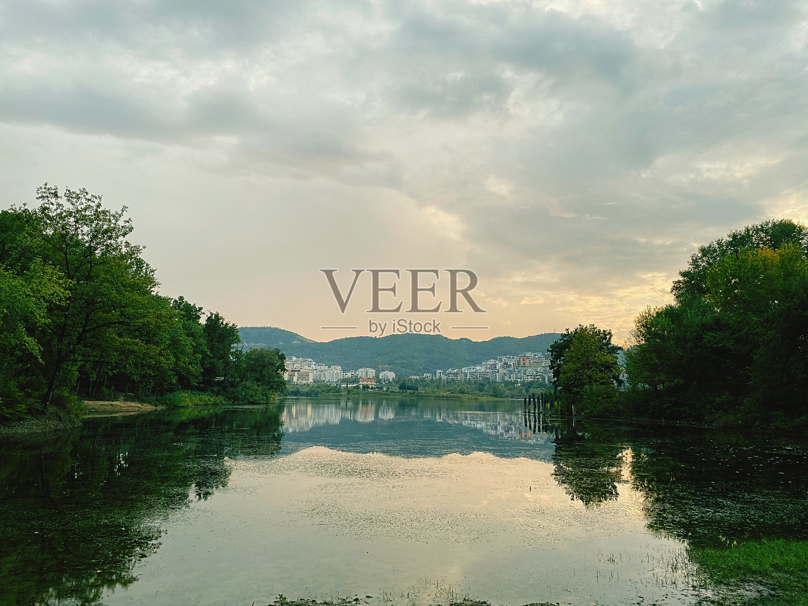 湖泊与天空的美丽景色照片摄影图片