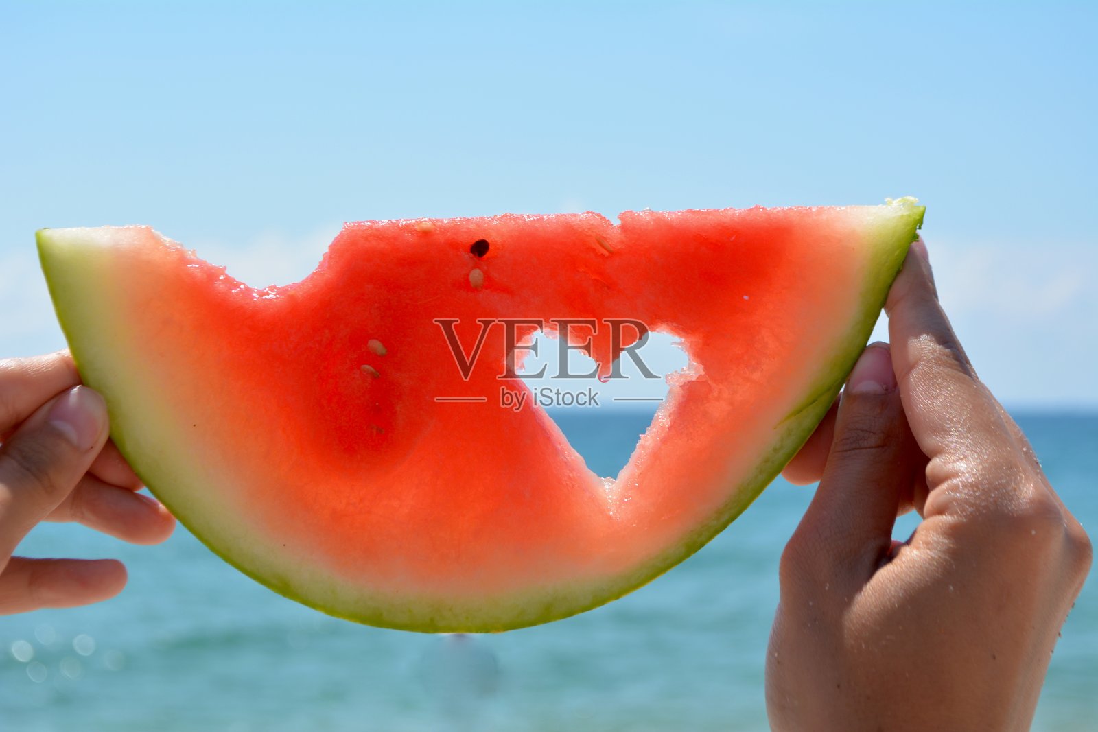 手握西瓜的特写镜头照片摄影图片