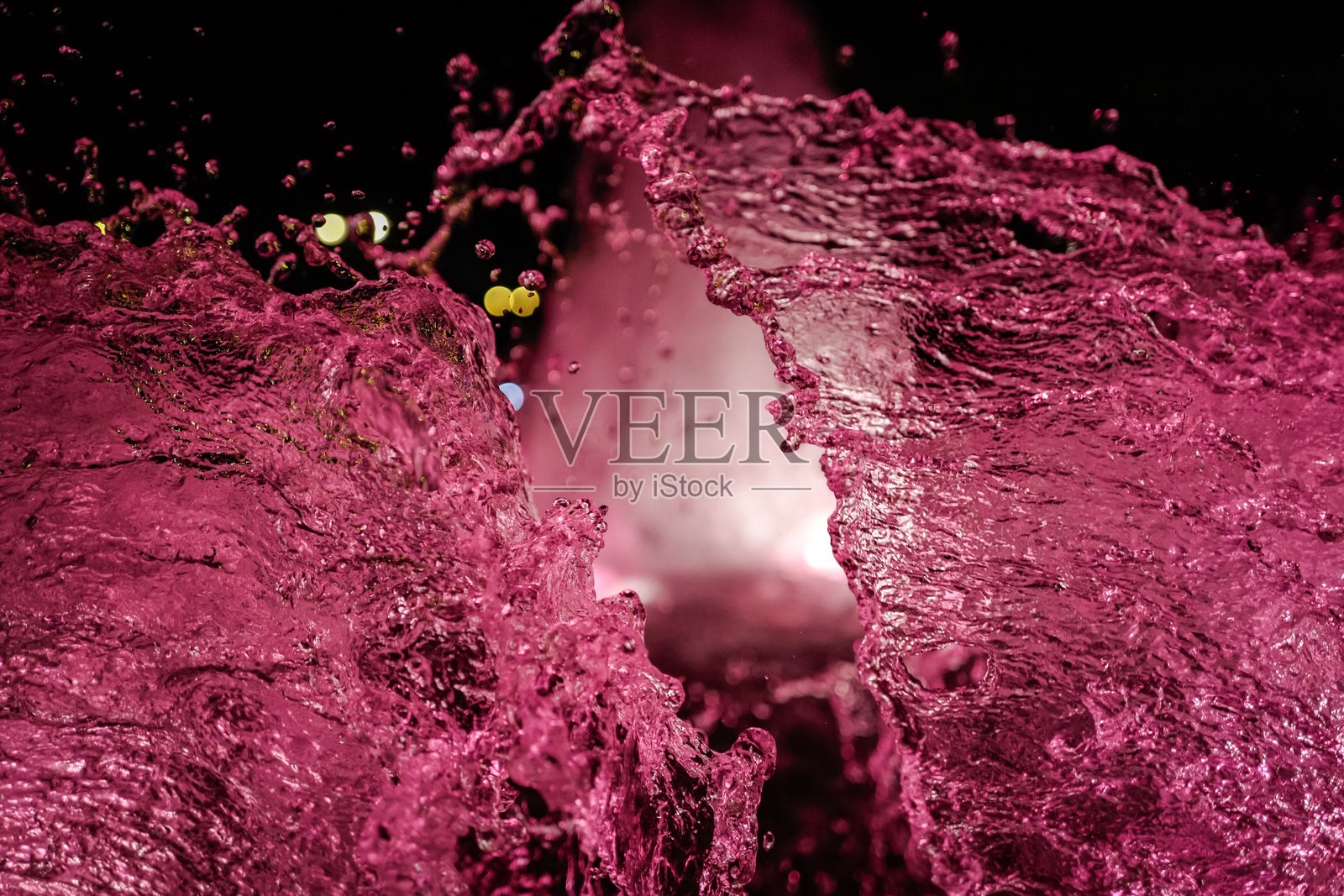 粉色水花在喷泉中飞溅照片摄影图片