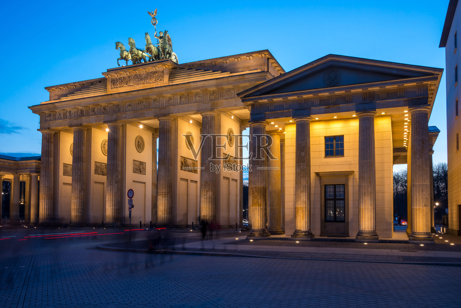 德国柏林的勃兰登堡门被灯光照亮照片摄影图片