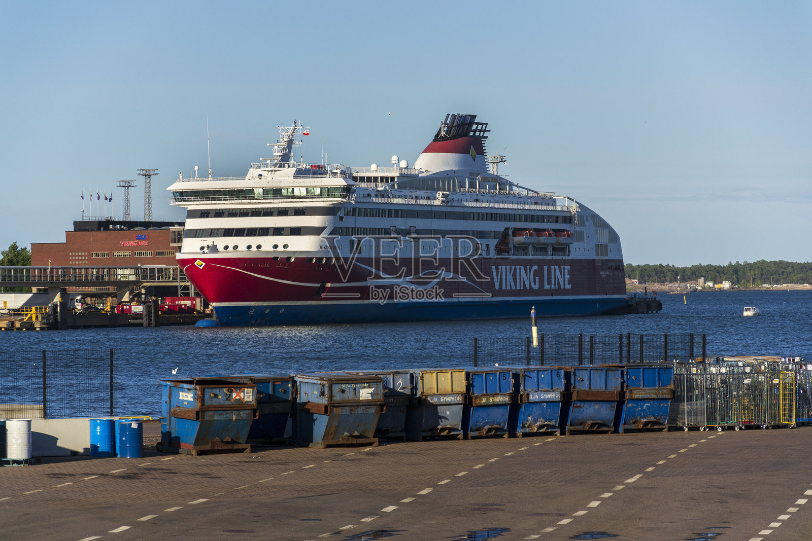 芬兰航运公司Viking Line Abp的快速邮轮MS Viking XPRS离开赫尔辛基港口照片摄影图片