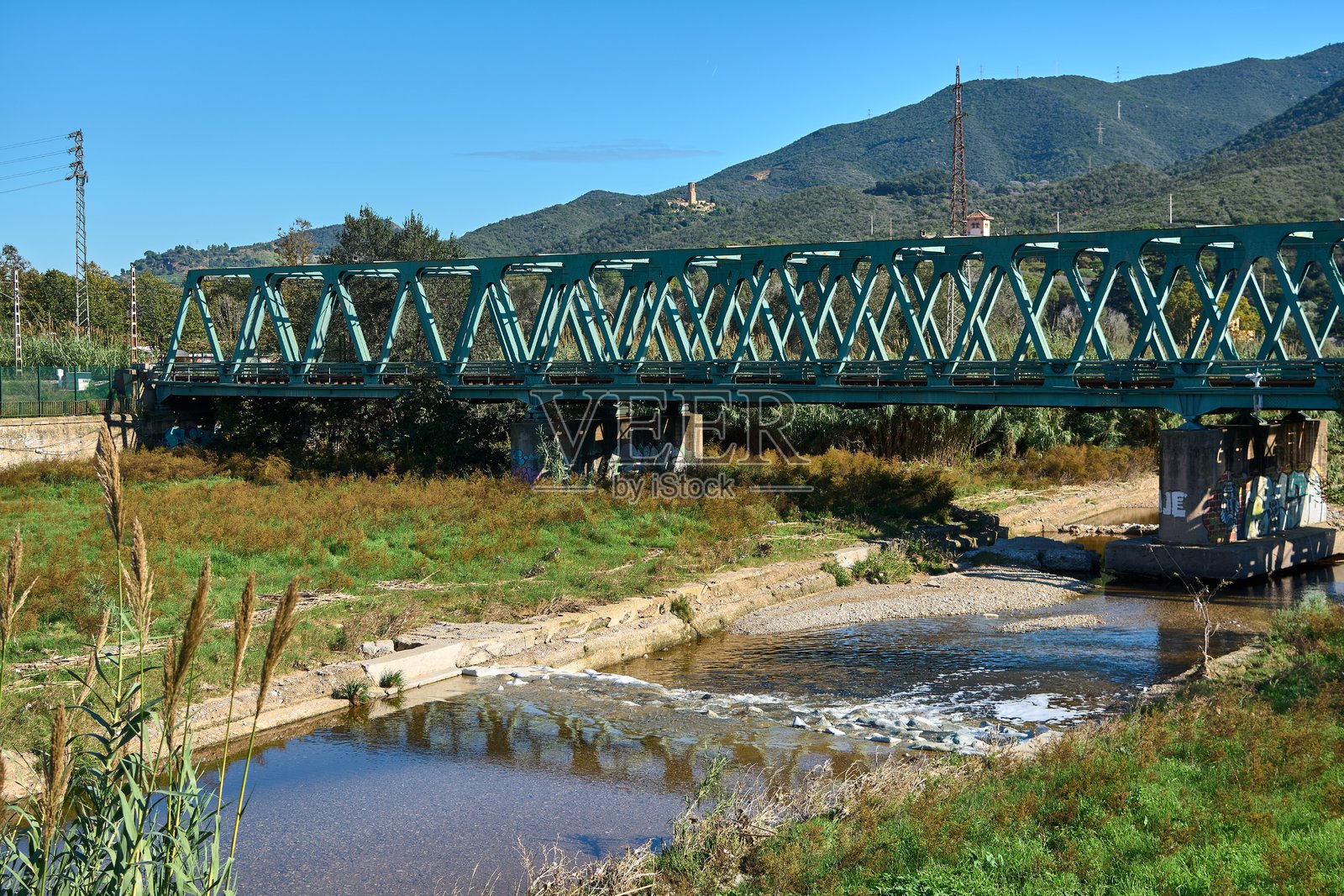 钢铁铁路桥与山脉背景照片摄影图片
