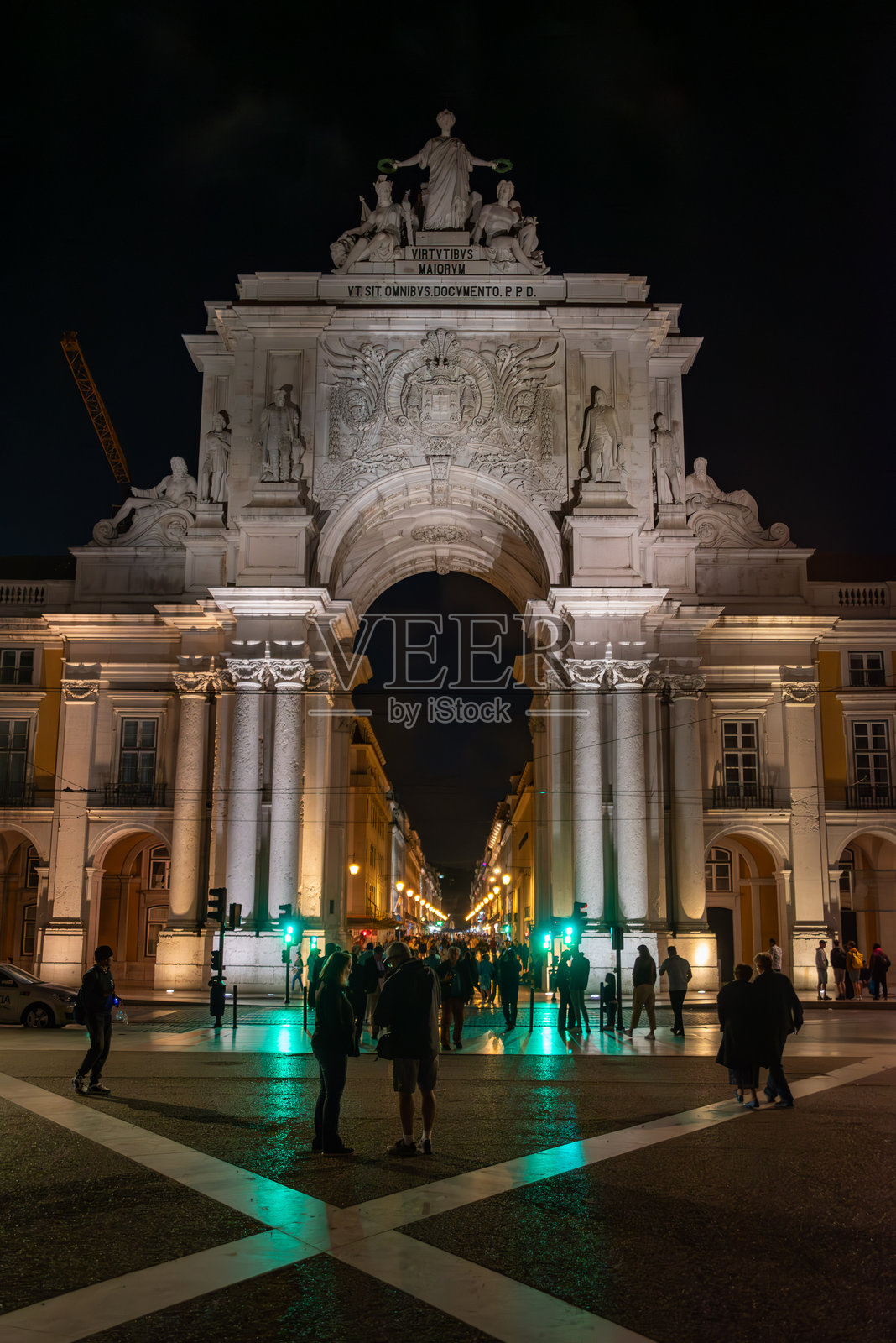 里斯本老城夜晚标志性的阿尔科·达·鲁阿·奥古斯塔拱门照片摄影图片