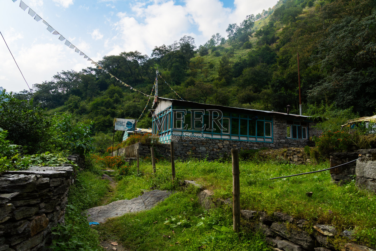 徒步旅行者在尼泊尔的第一天，从Syafrubesi出发前往Langtang Valley徒步旅行。照片摄影图片