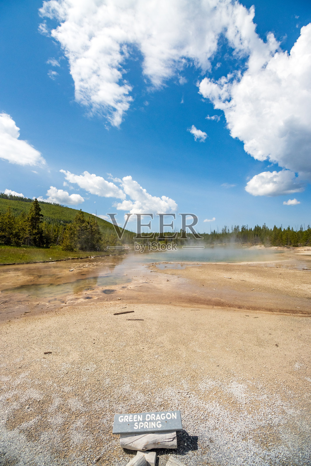 黄石国家公园诺里斯间歇泉盆地后池的绿龙泉照片摄影图片