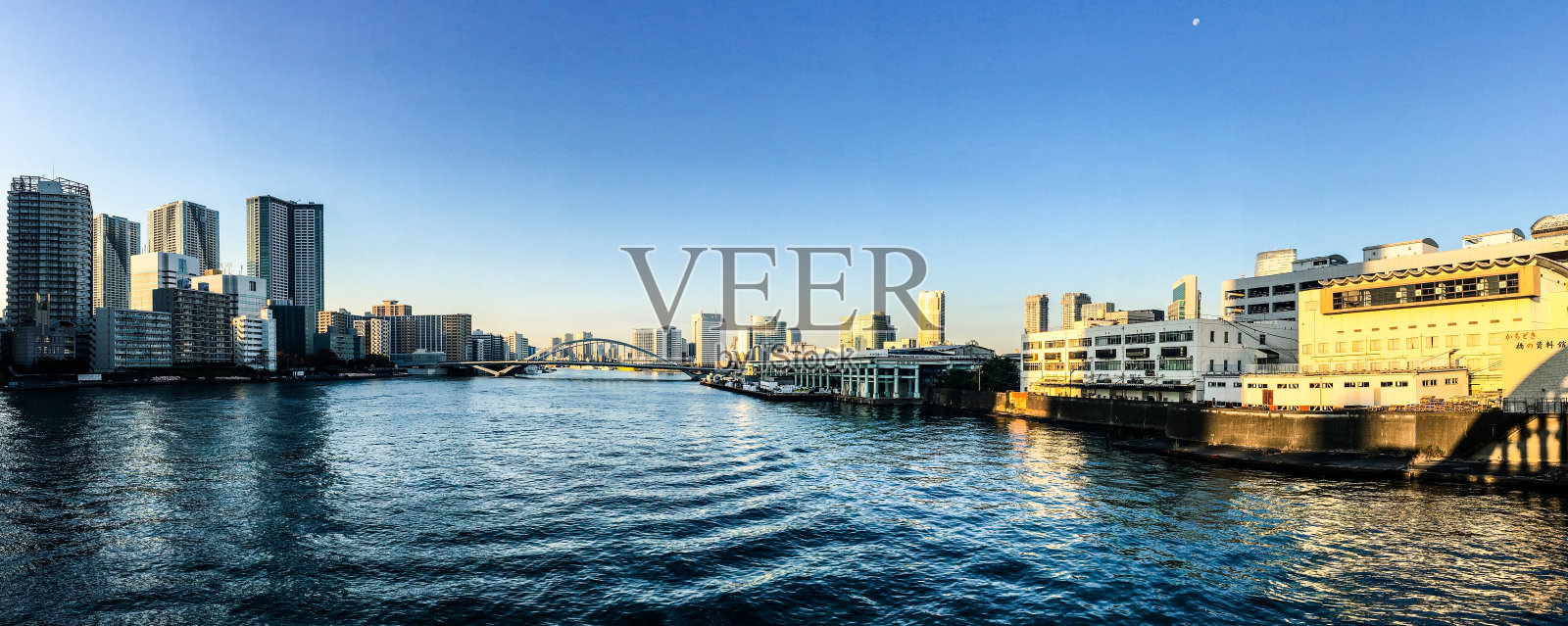 城市水域上的宁静黄昏照片摄影图片