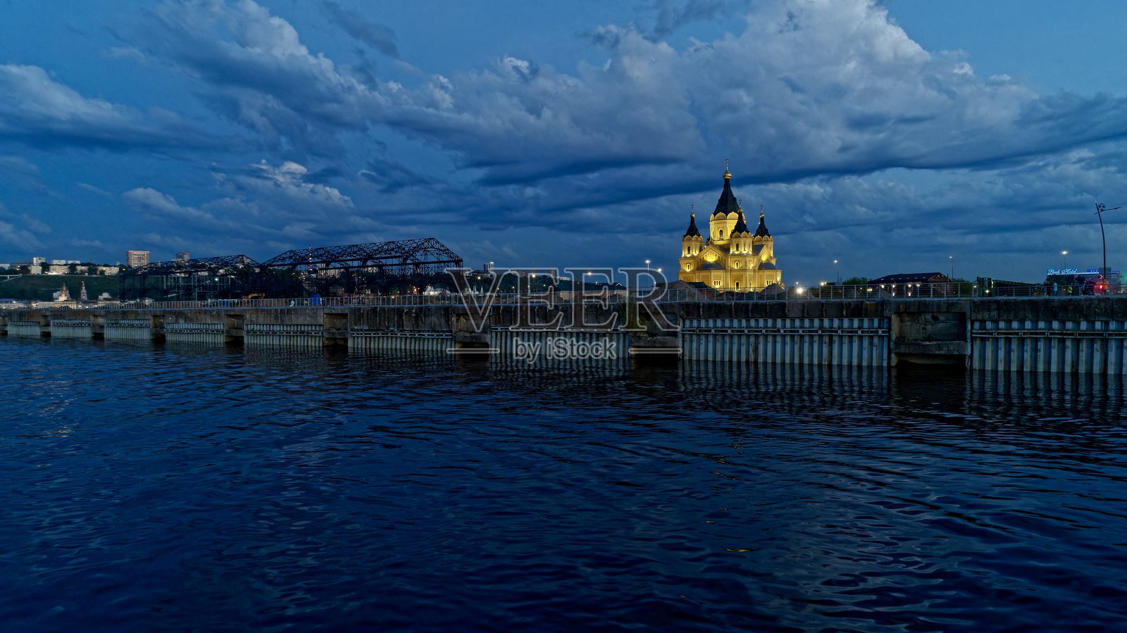 大教堂。从伏尔加河的视角照片摄影图片