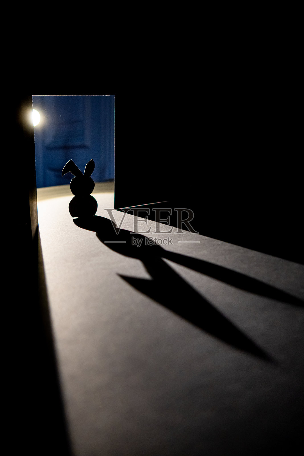 墙上桌子上的人影照片摄影图片