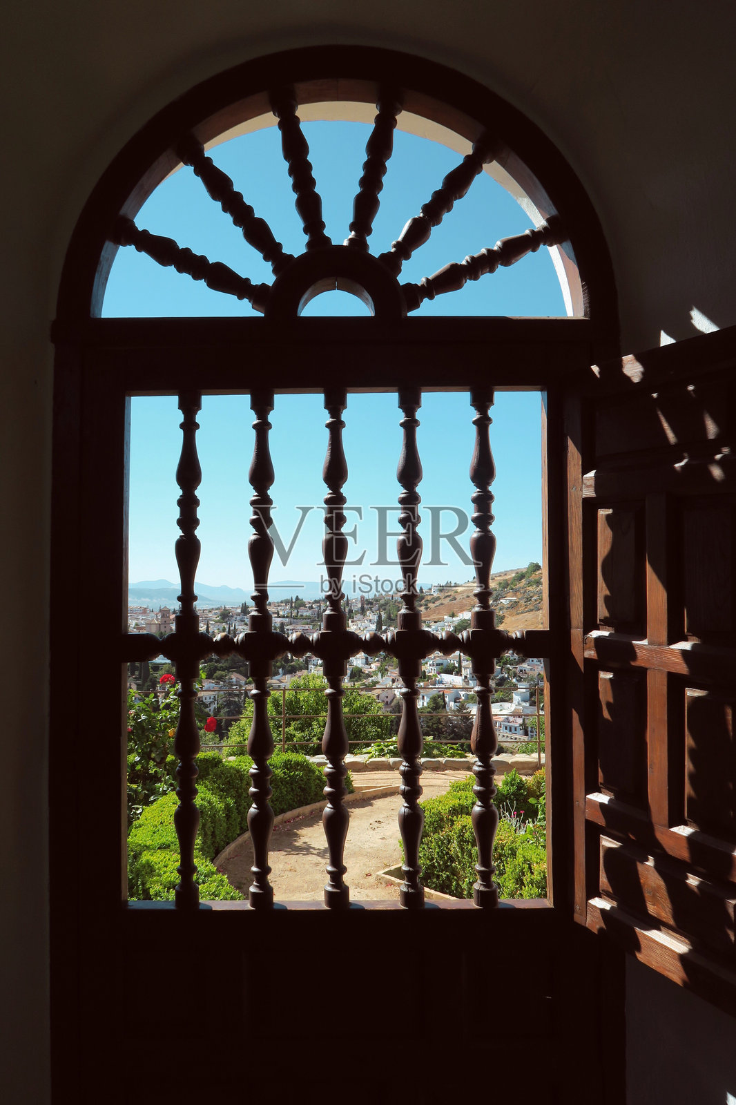 阿尔罕布拉宫的拱形窗户照片摄影图片