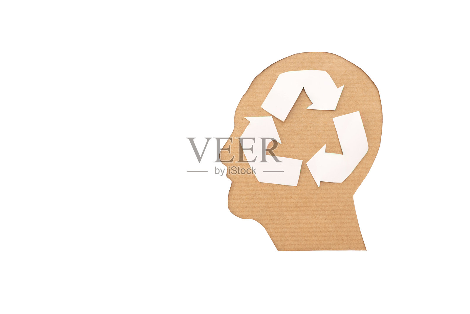 纸板和白色背景上的人头轮廓中的回收标志照片摄影图片