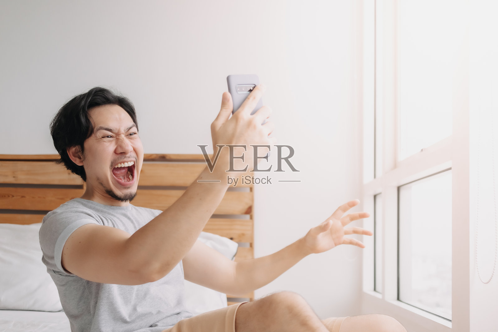 年轻女性在家中使用手机照片摄影图片