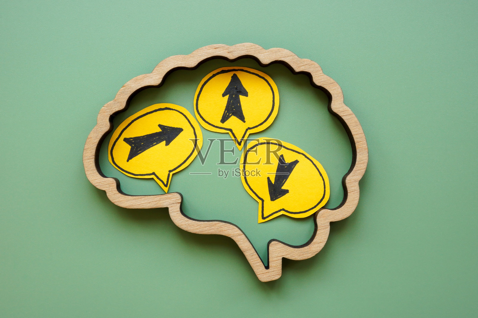 大脑轮廓，箭头指向不同方向。怀疑与犹豫。照片摄影图片