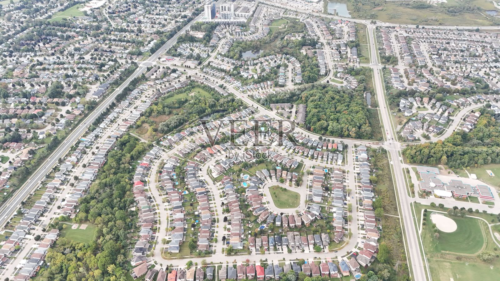 郊区社区的鸟瞰图，街道蜿蜒曲折。照片摄影图片