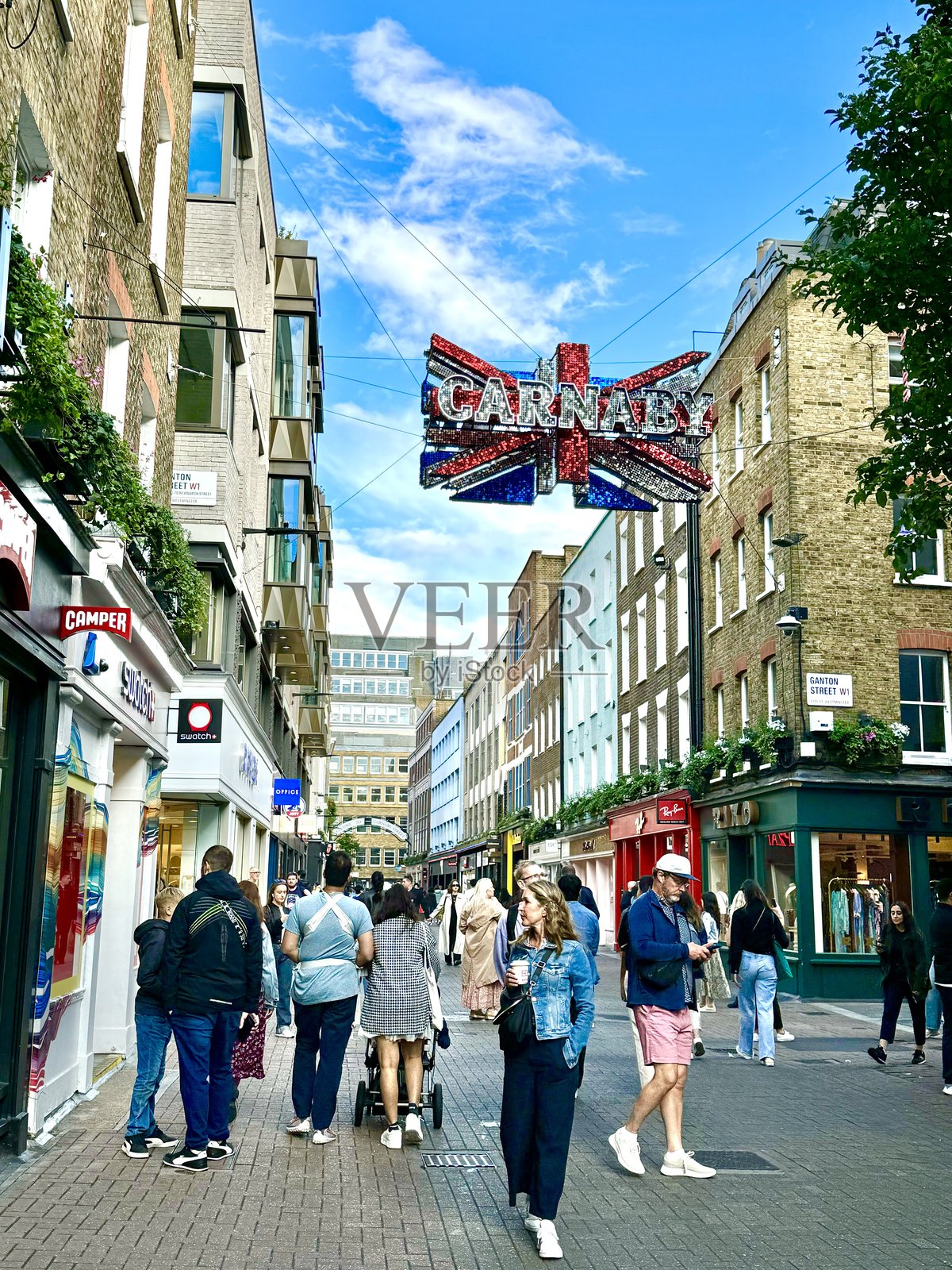 行人在英国伦敦索霍区著名的卡纳比街购物照片摄影图片