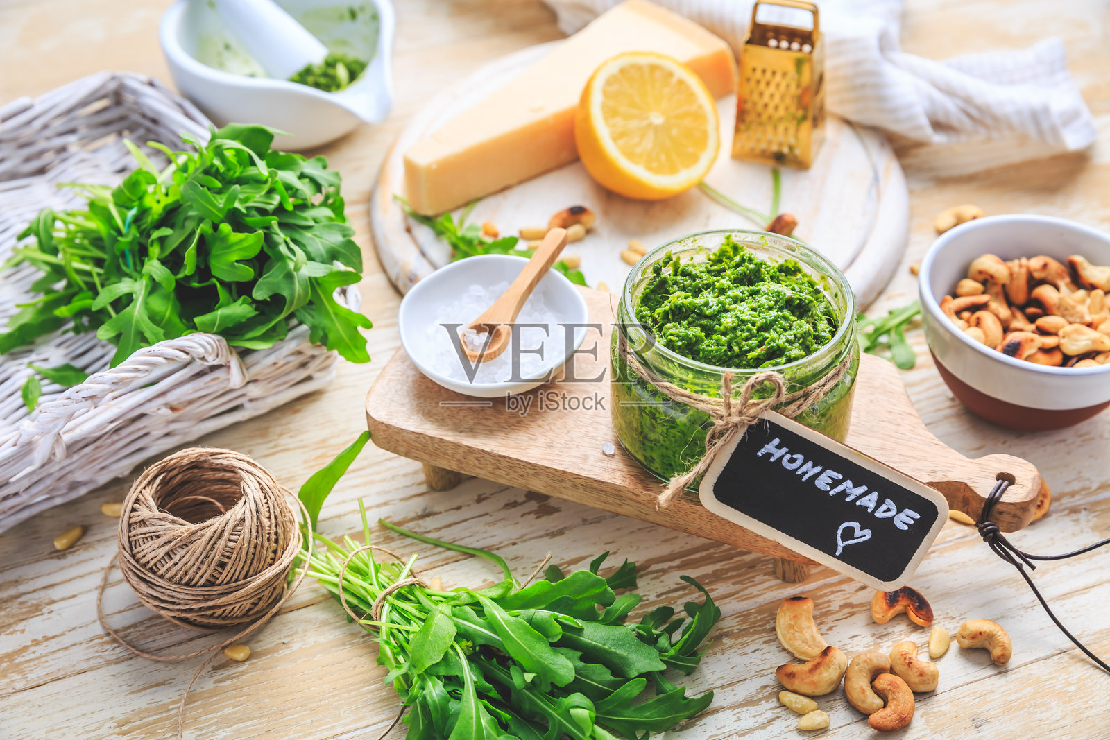 自制的芝麻菜香蒜酱，配有柠檬、坚果和帕尔马干酪照片摄影图片