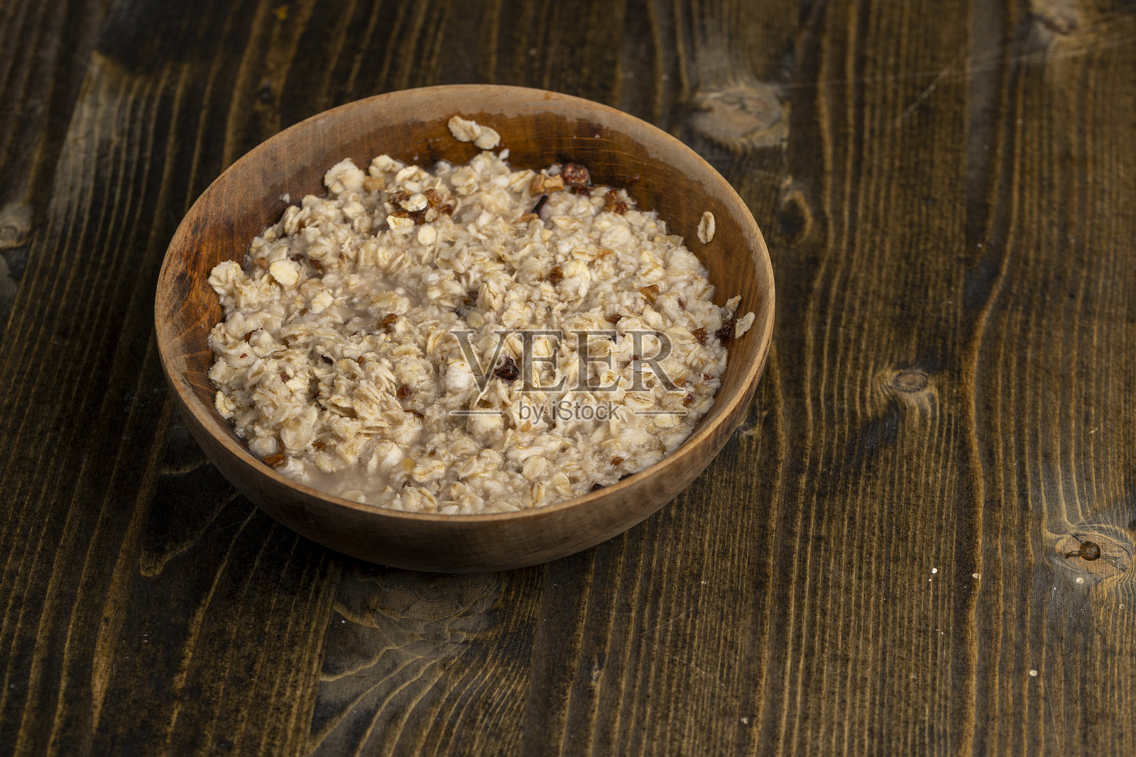 燕麦片中添加了干果和干莓的碎片照片摄影图片